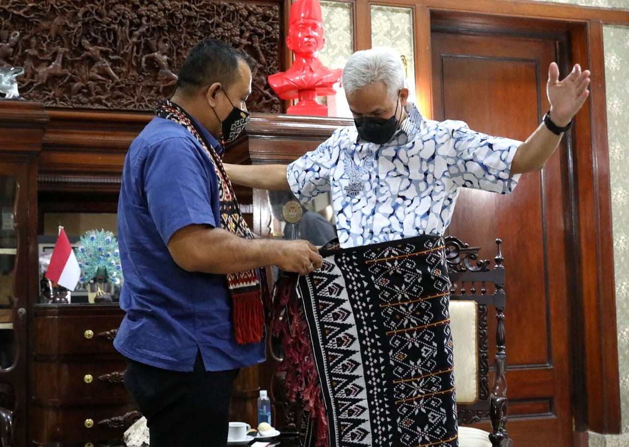 Raja Nusak Termanu, Rote Ndao, NTT, Vicoas TB Amalo memakaikan kain khas Rote pada Gubernur Jateng Ganjar Pranowo.