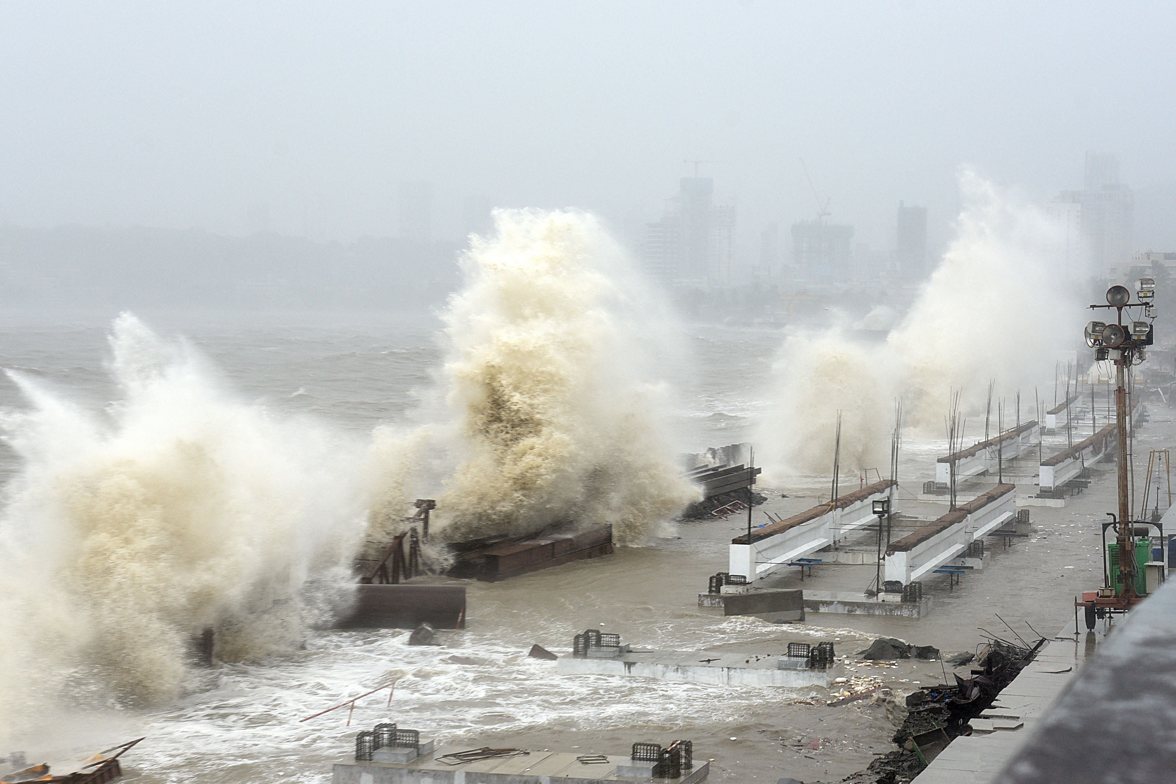 Ombak besar yang dipicu topan Tauktae menghantam garis pantai di Kota Mumbai, India, Senin (17/5/2021).