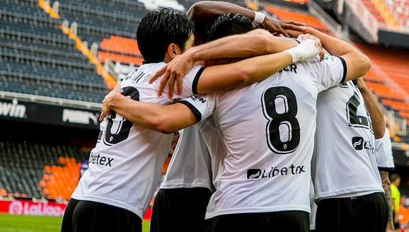 Para pemain Valencia melakukan selebrasi usai mencetak gol ke gawang Real Valladolid.