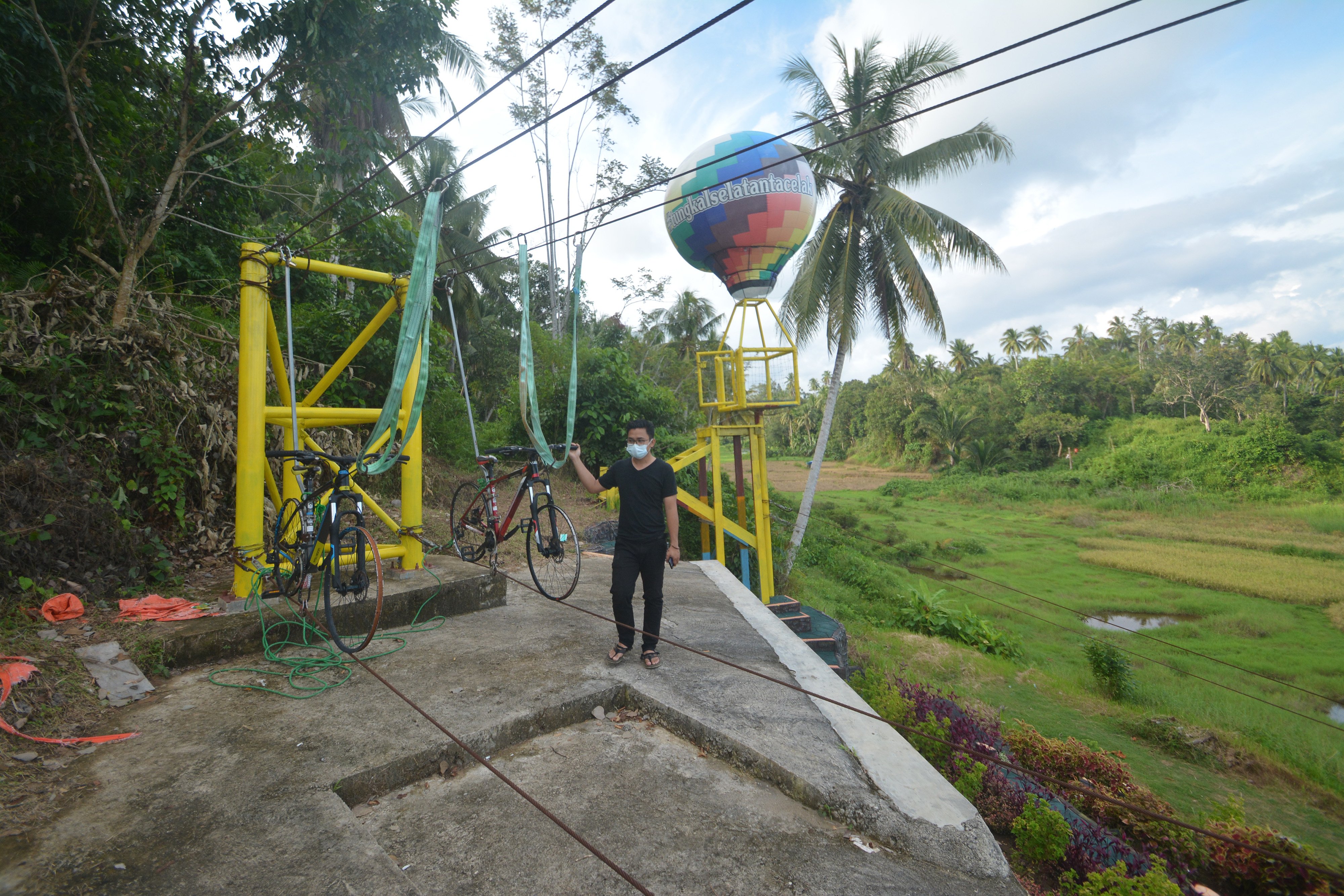 Pengunjung berada di desa wisata Tungkal Selatan, Kota Pariaman, Sumatra Barat.