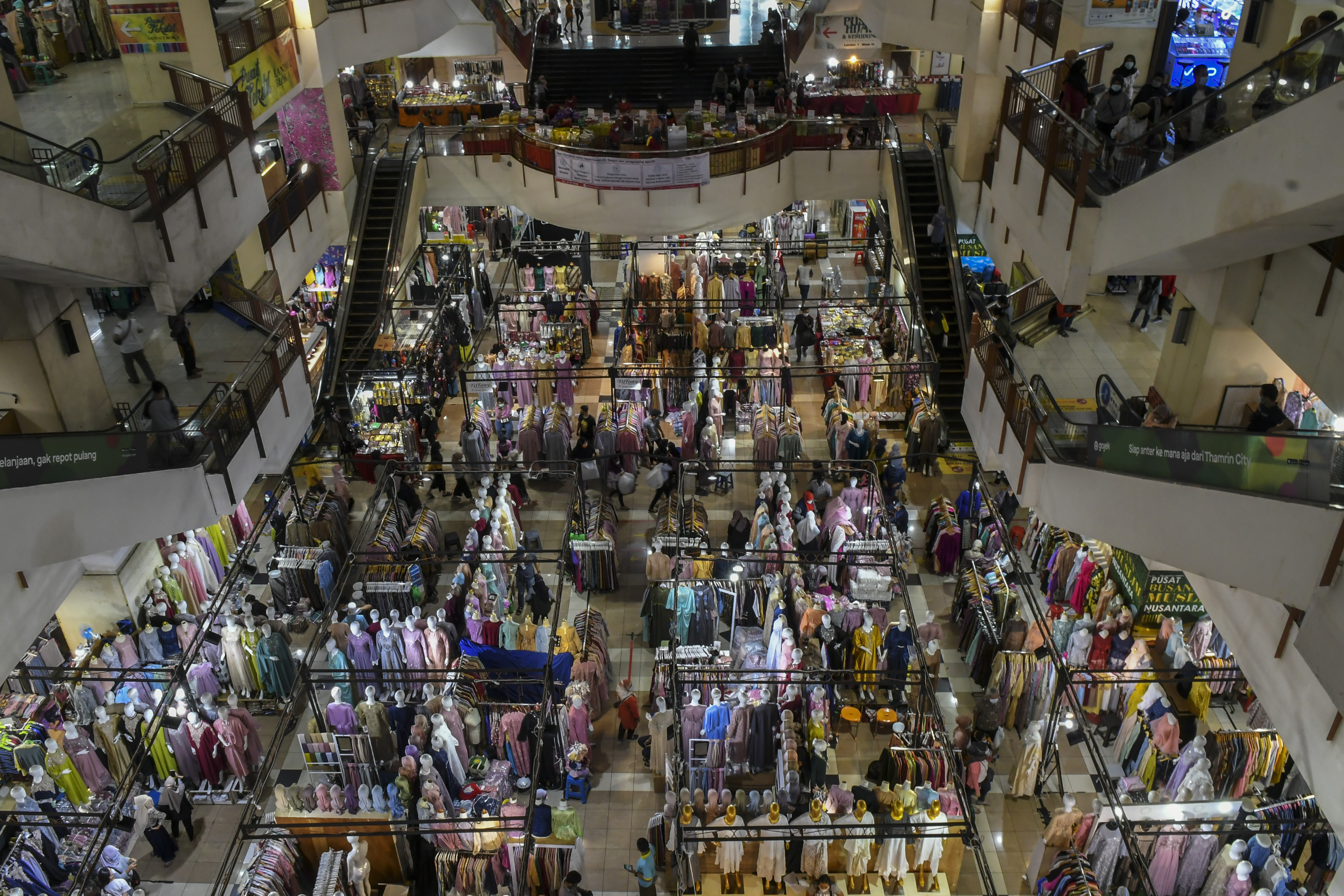 Anies Perintahkan Mal Hingga Bioskop di Zona Merah Tutup Sementara