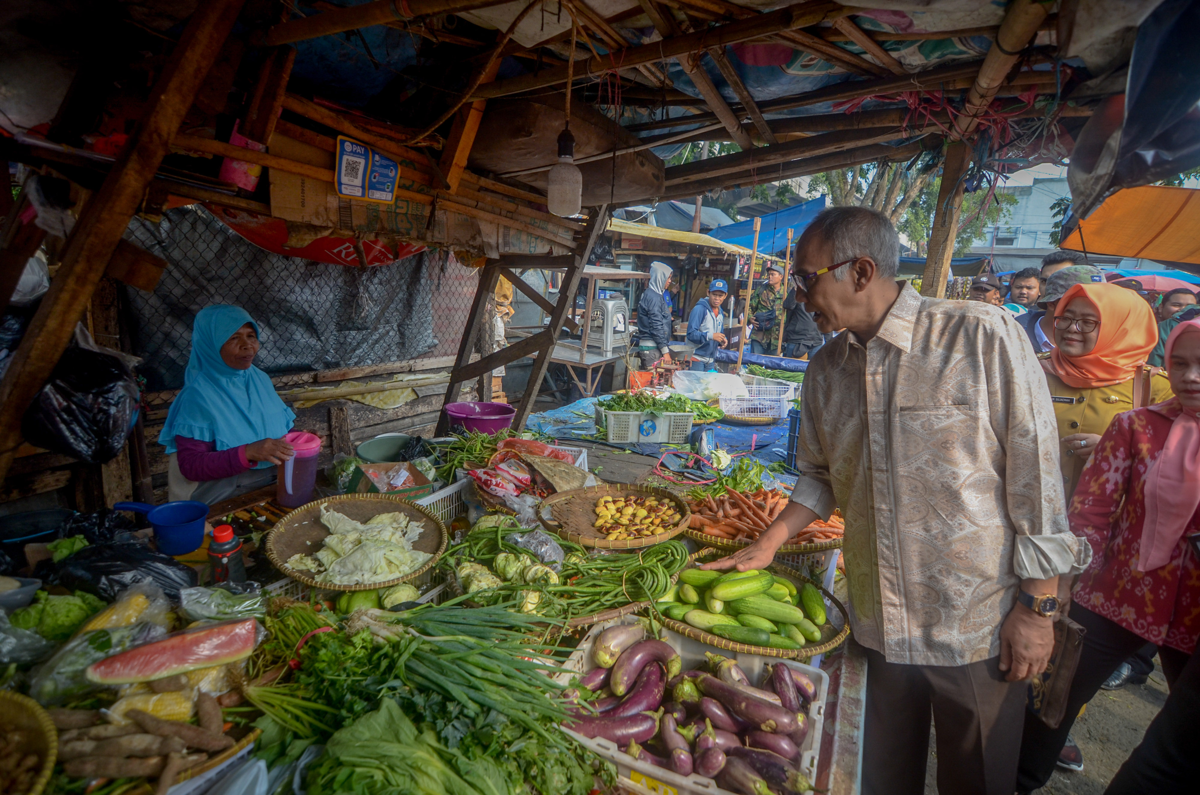 Sekjen Kementerian Perdagangan Oke Nurwan (kedua kanan) 