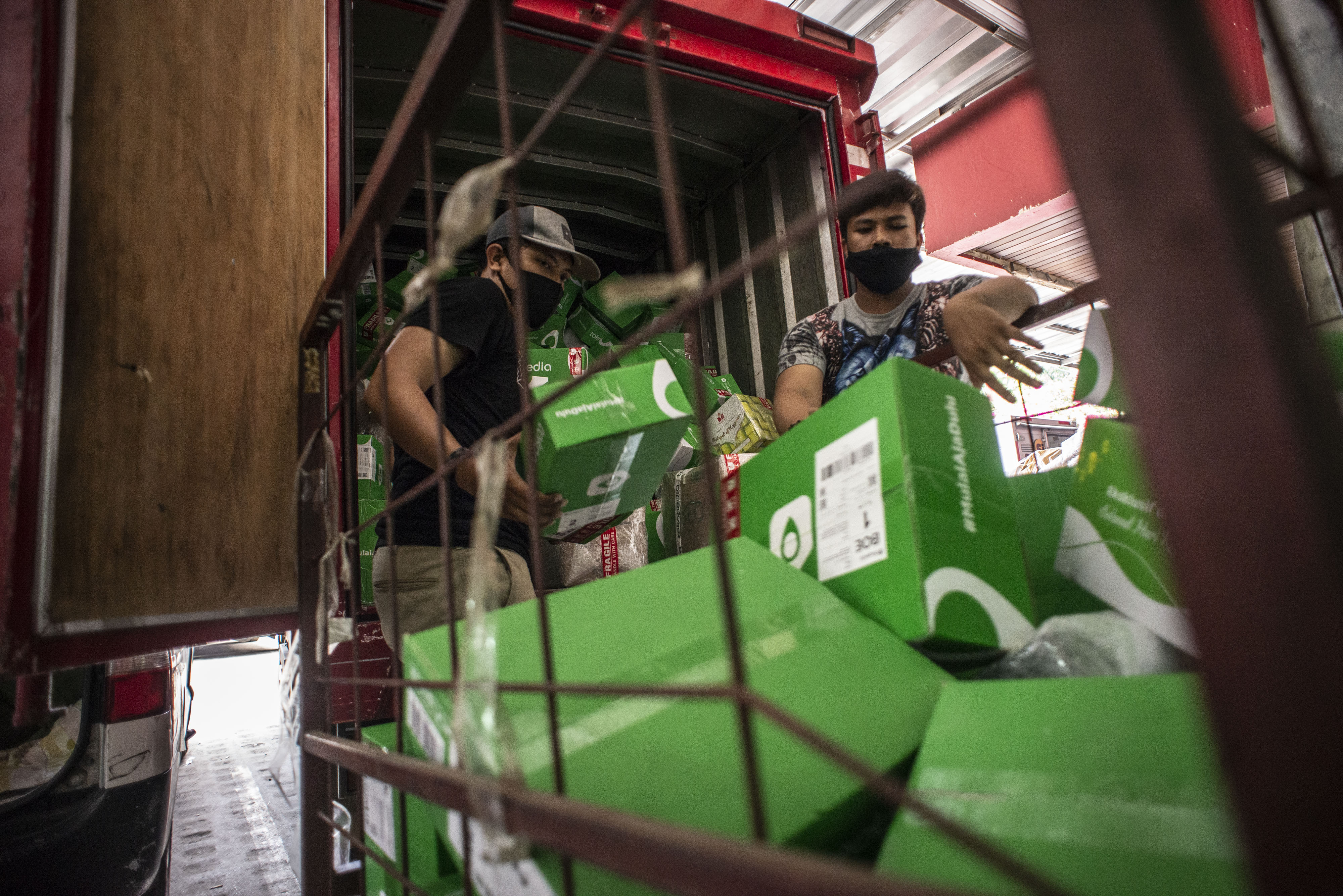 Petugas jasa pengiriman menyortir barang yang akan dikirimkan ke pelanggan di SiCepat Ekspres Pancoran (HUB) G23, Jakarta, Minggu (11/4).