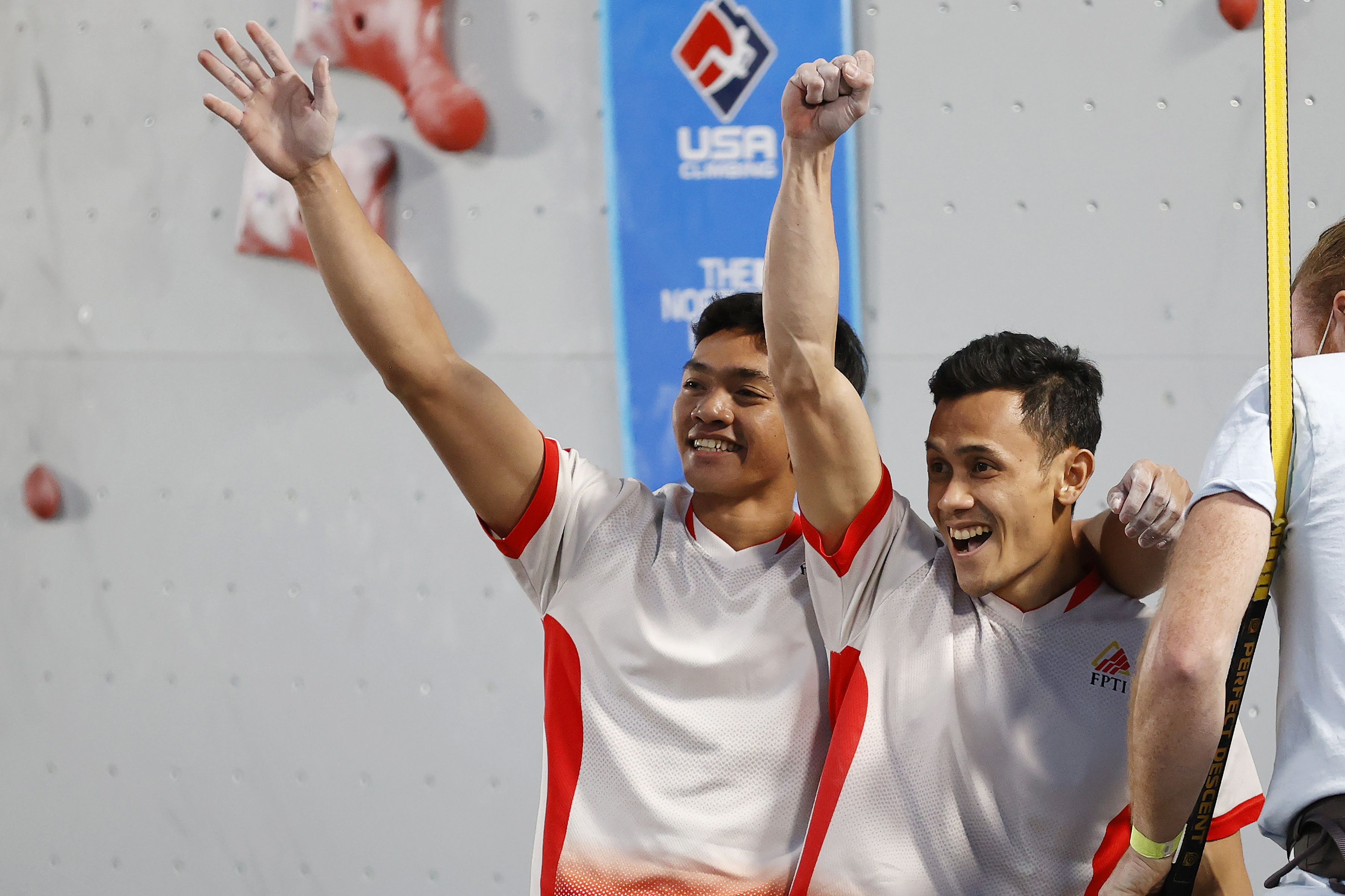 Atlet panjat tebing Indonesia Veddriq Leonardo dan Korimal Katibin merayakan kemenangan di Piala Dunia Pamnjat Tebing