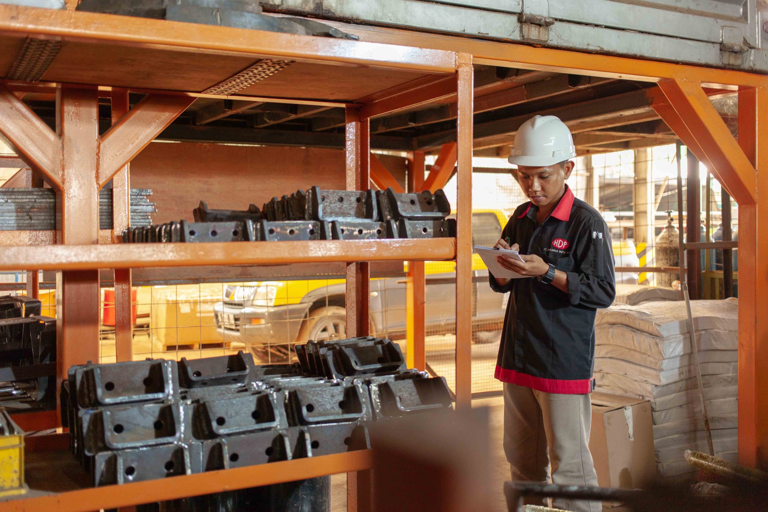 Pekerja sedang beraktifitas di salah satu pabrik Harapan Duta Pertiwi.