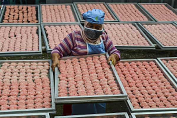 Perajin menjemur makanan tradisional rengginang berbahan beras ketan di Lingkungan Wargamulya, Purwaharja, Kota Banjar.