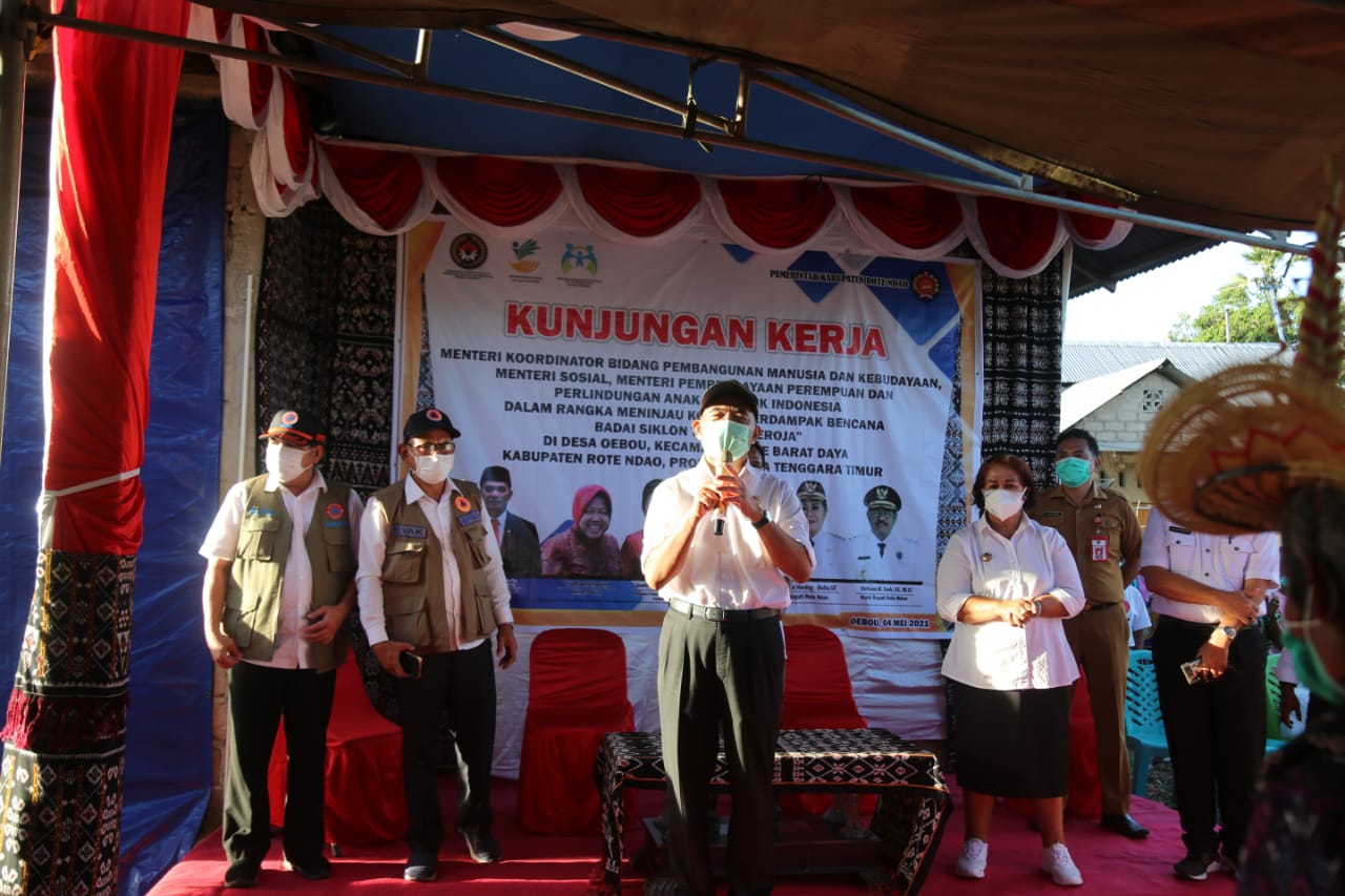 Menko Bidang Pembangunan Manusia dan Kebudayaan Muhadjir Effendy saat melakukan kunjungan ke Rote Ndao, NTT.