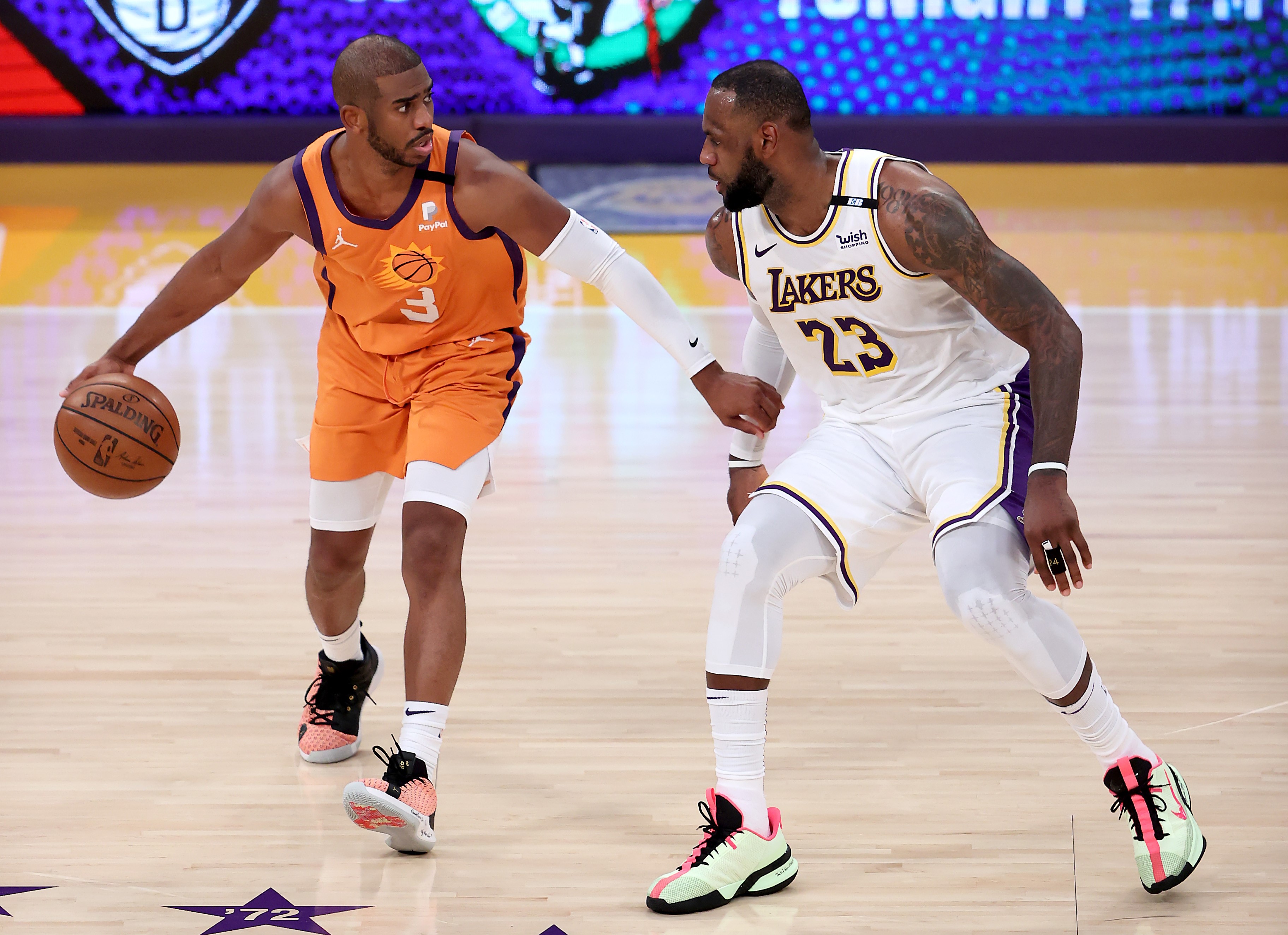 Laga Gim 4 playoff NBA antara Phoenix Suns dan Los Angeles Lakers.