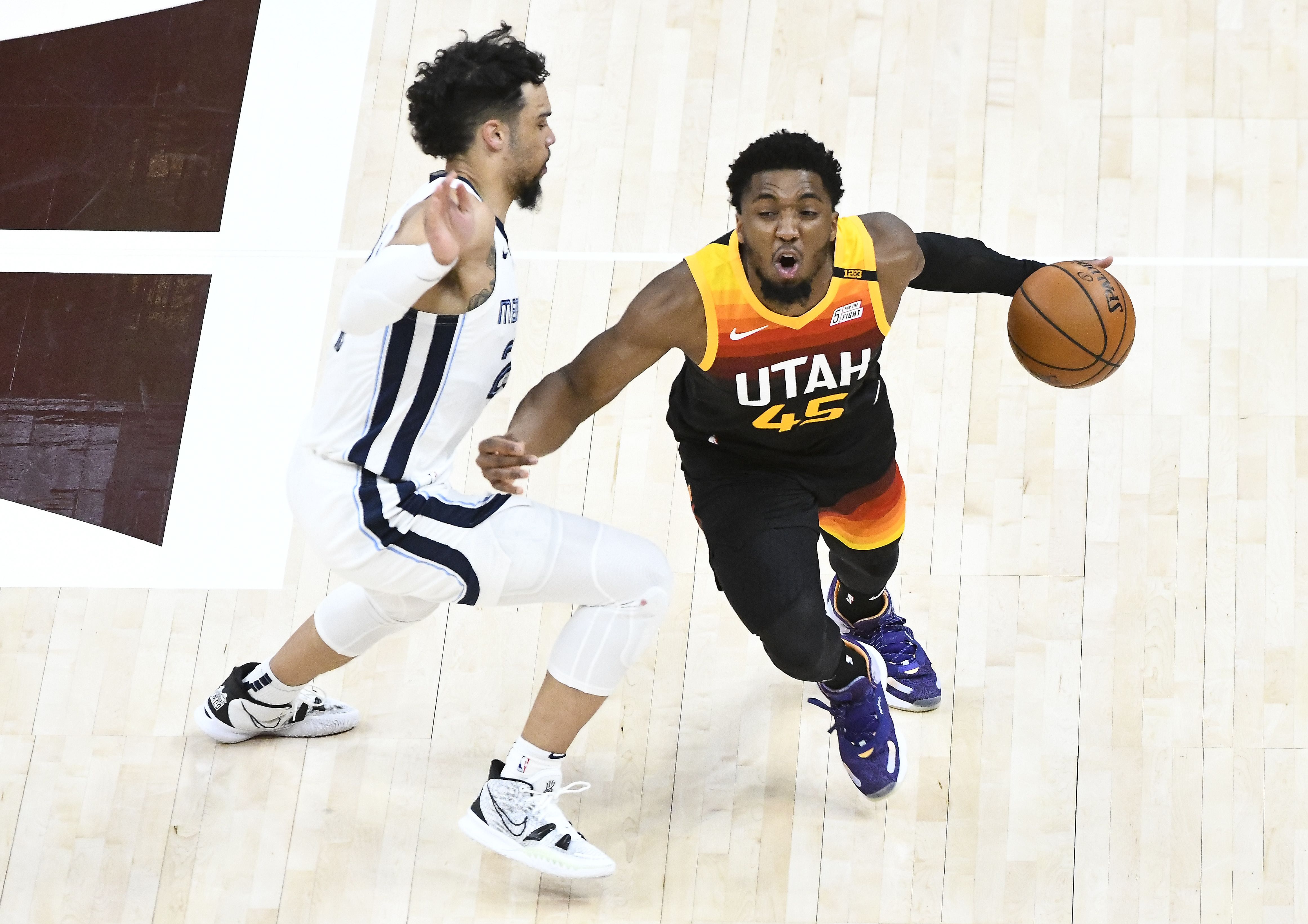 Donovan Mitchell (kanan) dari Utah Jazz mencoba melewati Dillon Brooks dari Memphis Grizzlies pada laga playoff Wilayah Barat NBA.