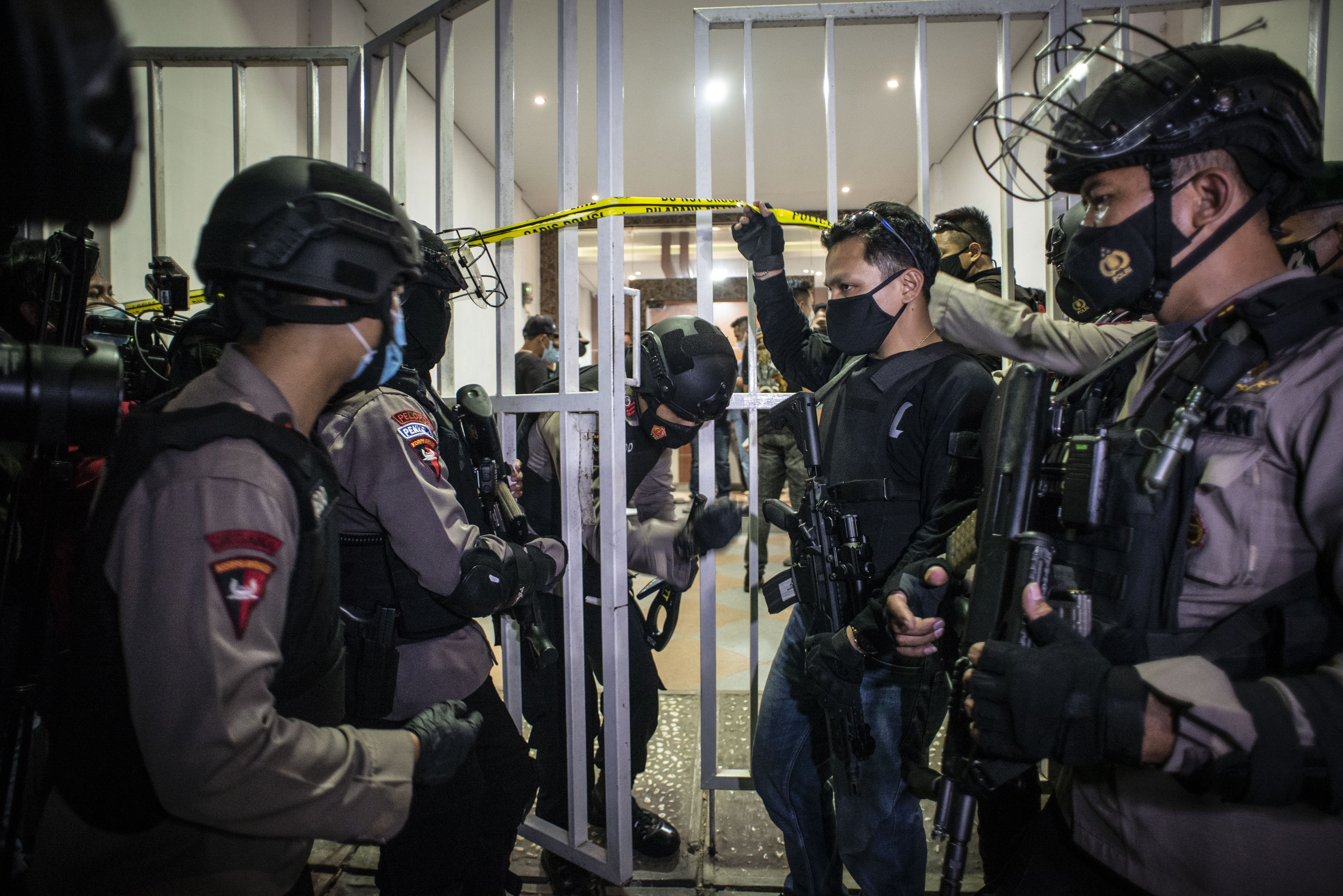 Personel kepolisian berjaga saat tim Densus 88 melakukan penggeledahan di bekas markas FPI.