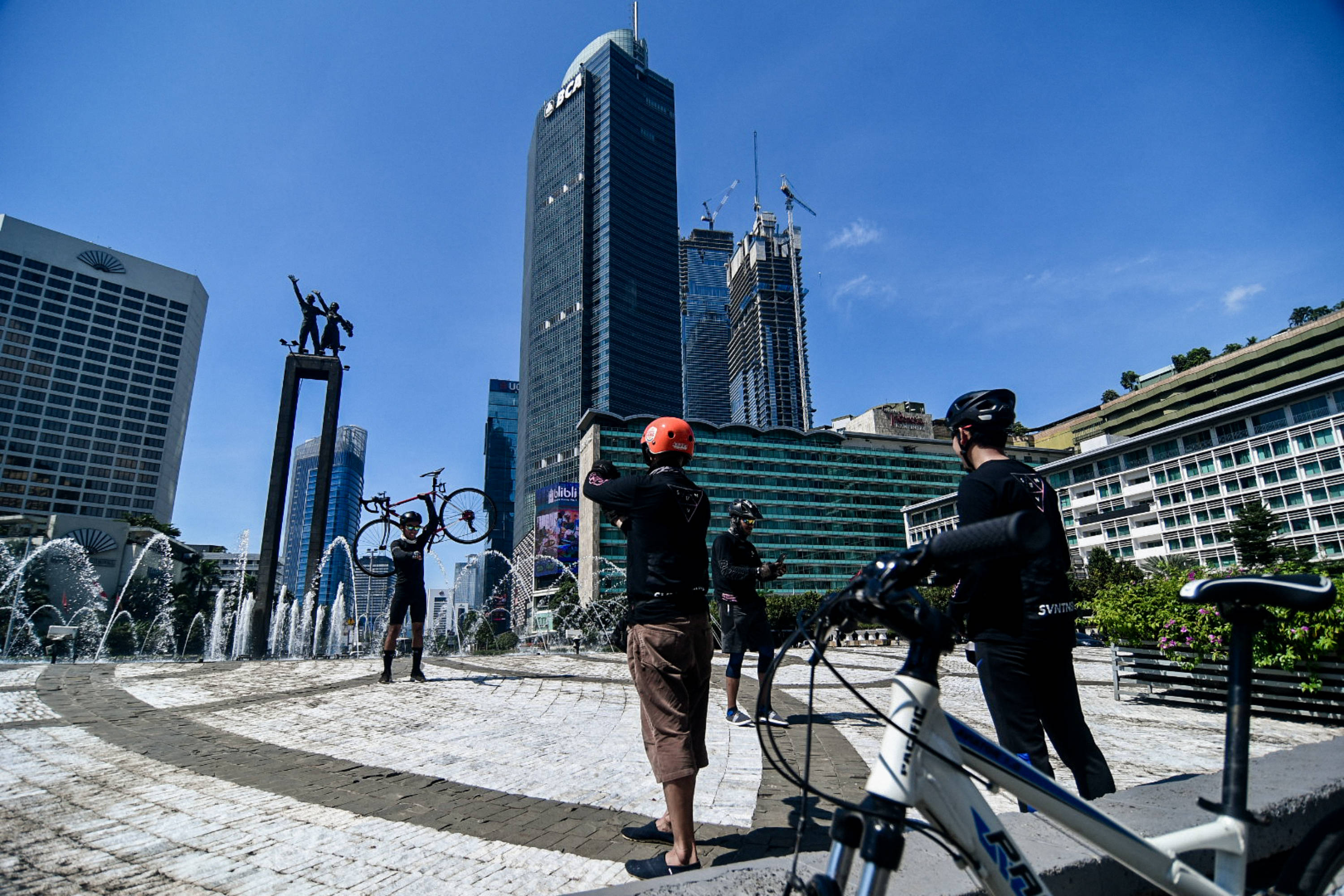 Ilustrasi warga saat bersepeda di kawasan Bundaran HI, Jakarta.