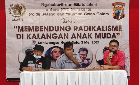 Diskusi 'Membendung Radikalisme di Kalangan Anak Muda' di Hotel Adiwangsa, Solo, Senin (3/5).