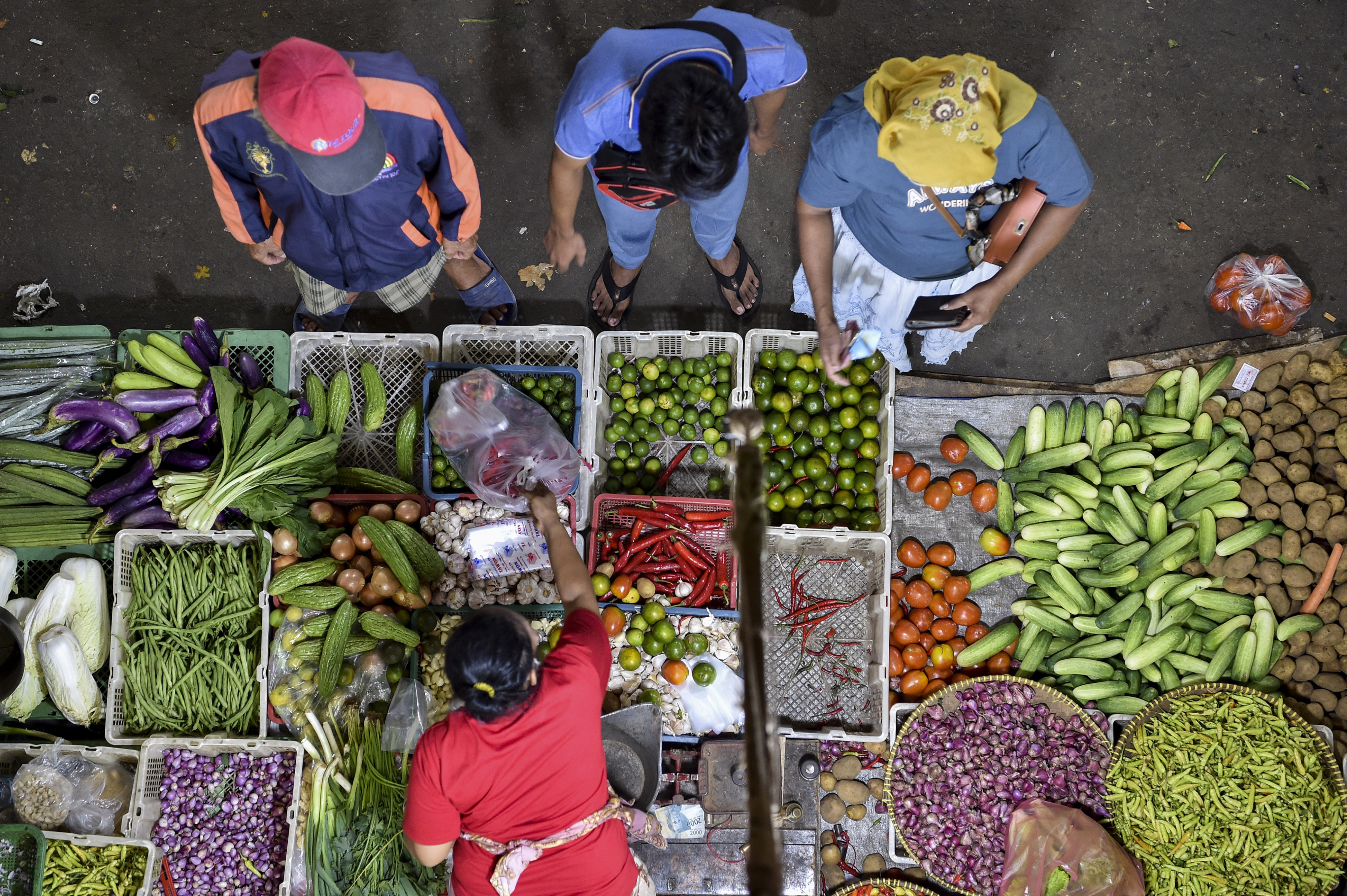 Warga berbelanja di Pasar Kebayoran Lama, Jakarta, Jumat (21/5).