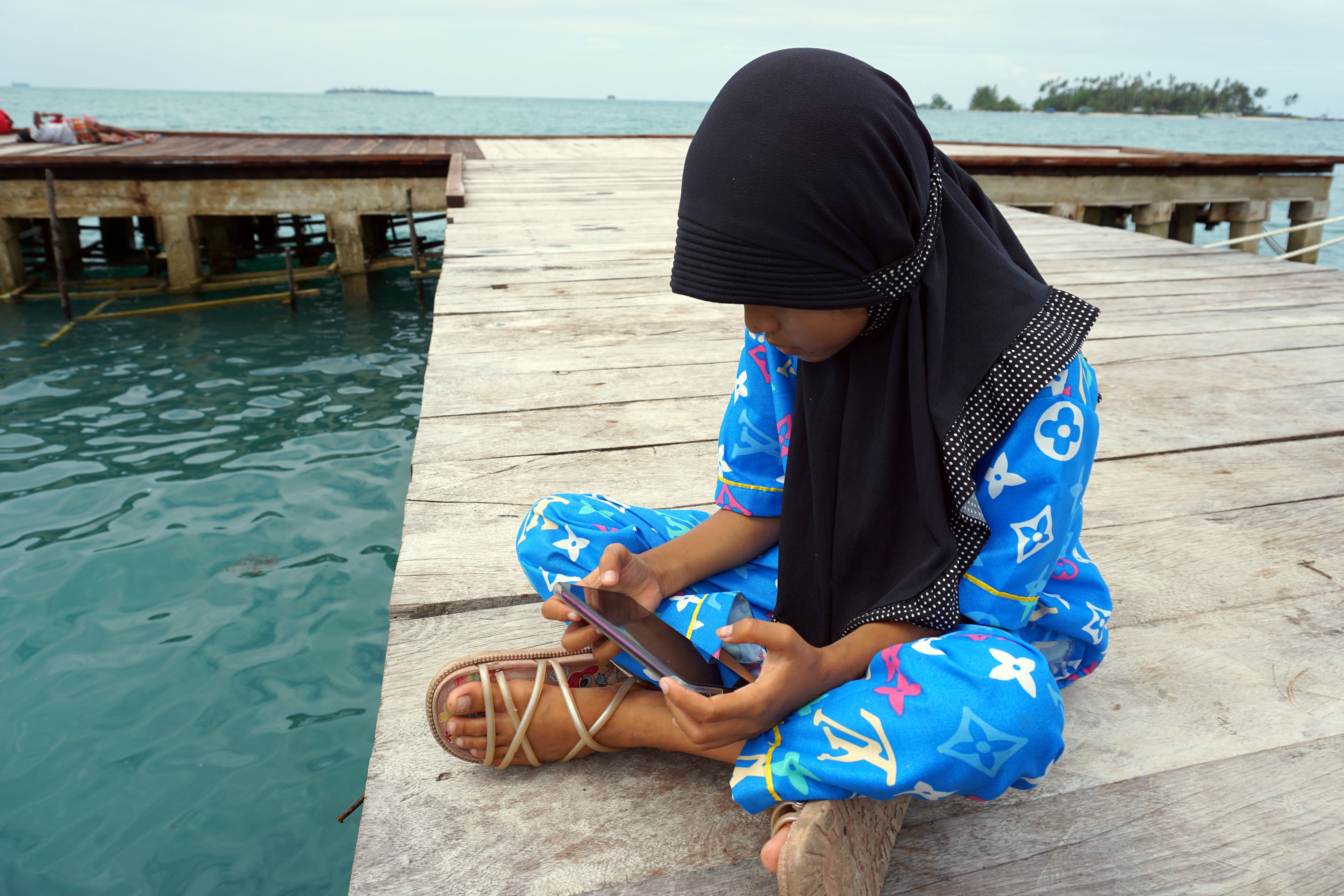 Pelajar menggunakan gawai untuk keperluan belajar di Kampung Atkari, Distrik Misol Utara, Kabupaten Raja Ampat.