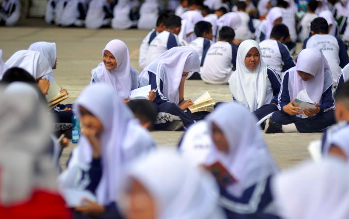 Sejumlah pelajar melakukan kegiatan belajar di luar kelas, di halaman sekolah mereka di SMPN 5 Padang, Sumatra Barat.