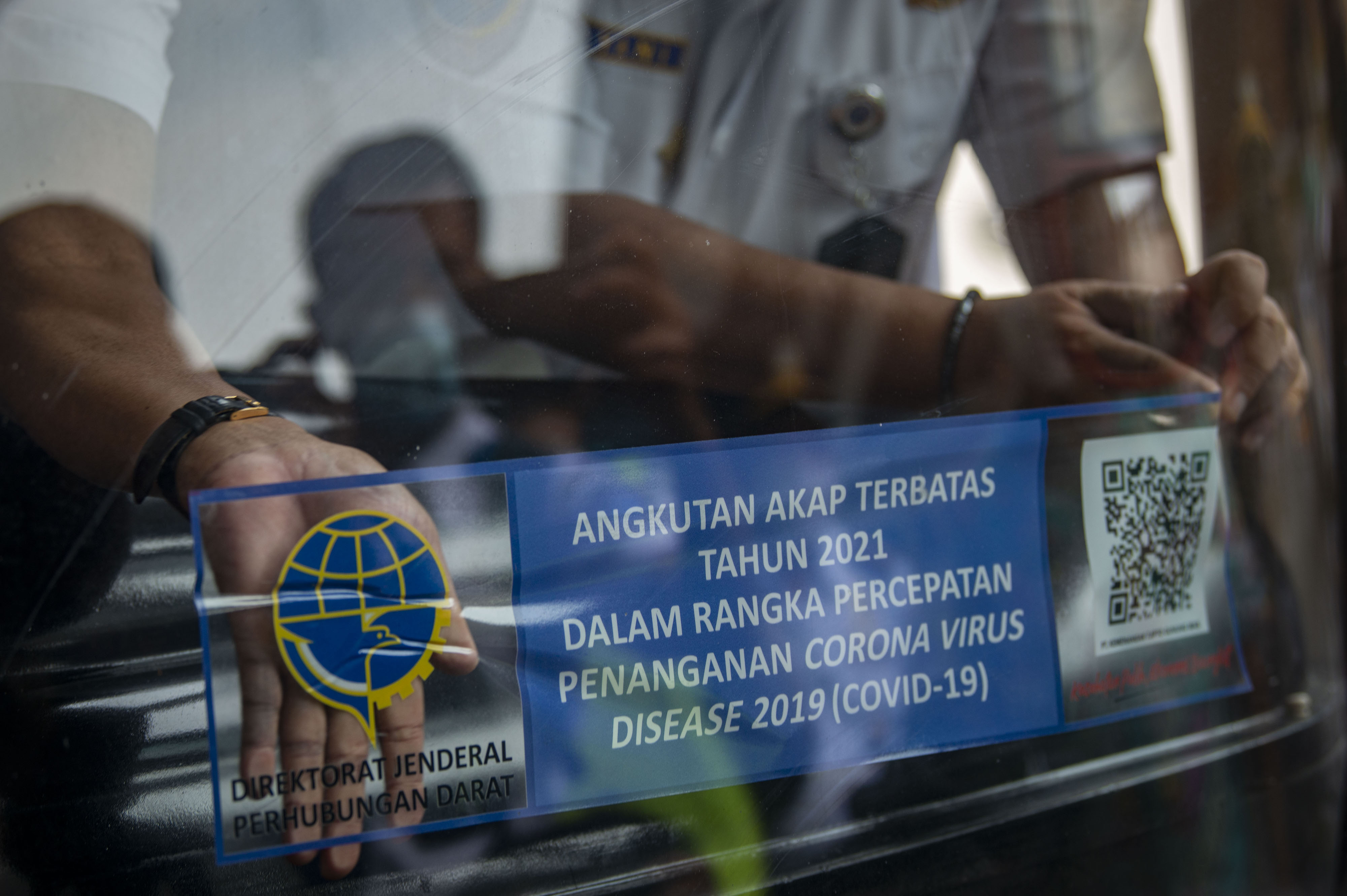  Stiker khusus dari Direktorat Jenderal Perhubungan Darat Kementerian Perhubungan.