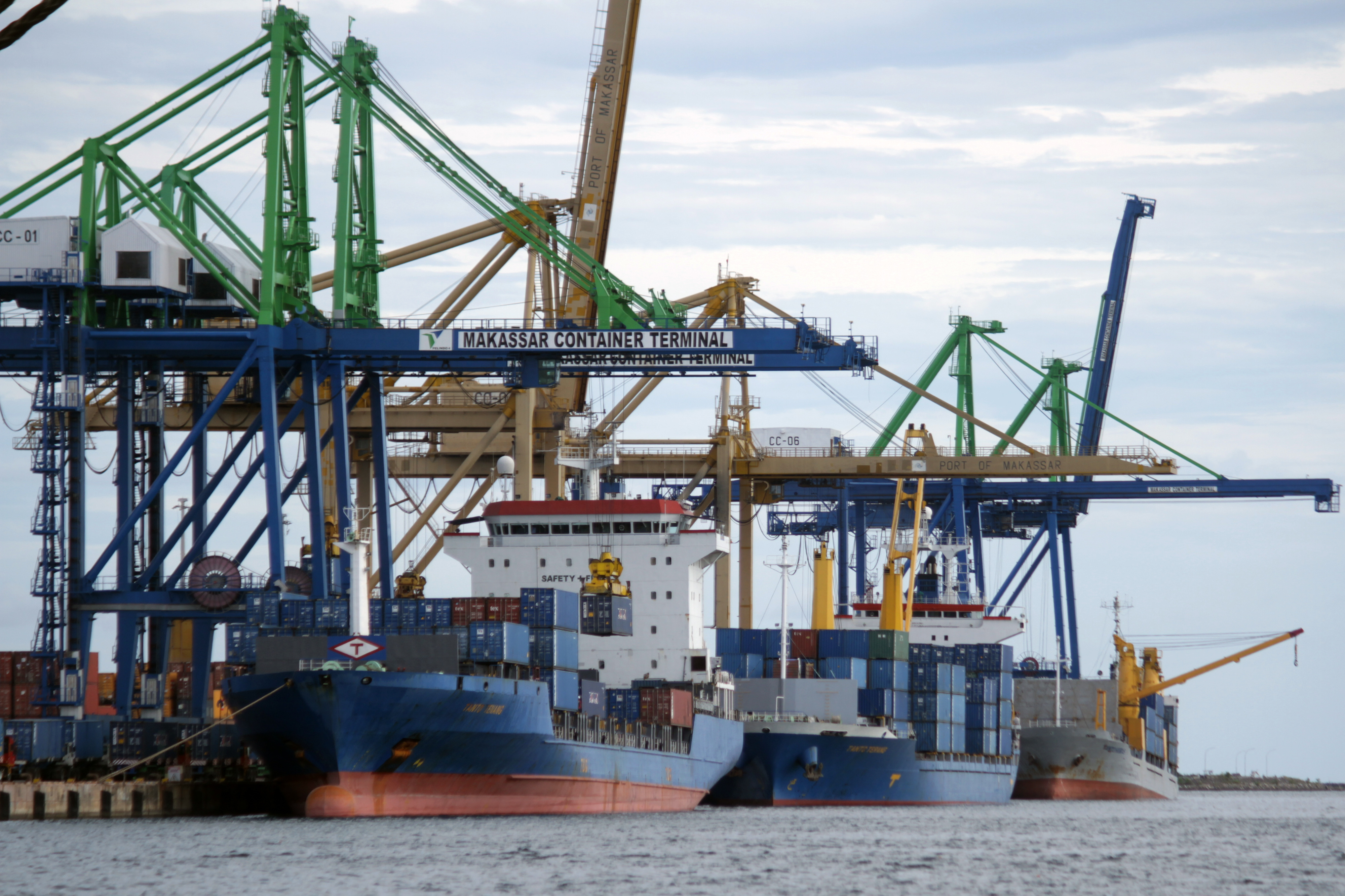 Suasana bongkar muat di Pebuhan Soekarno Hatta Makassar, Sulawesi Selatan.