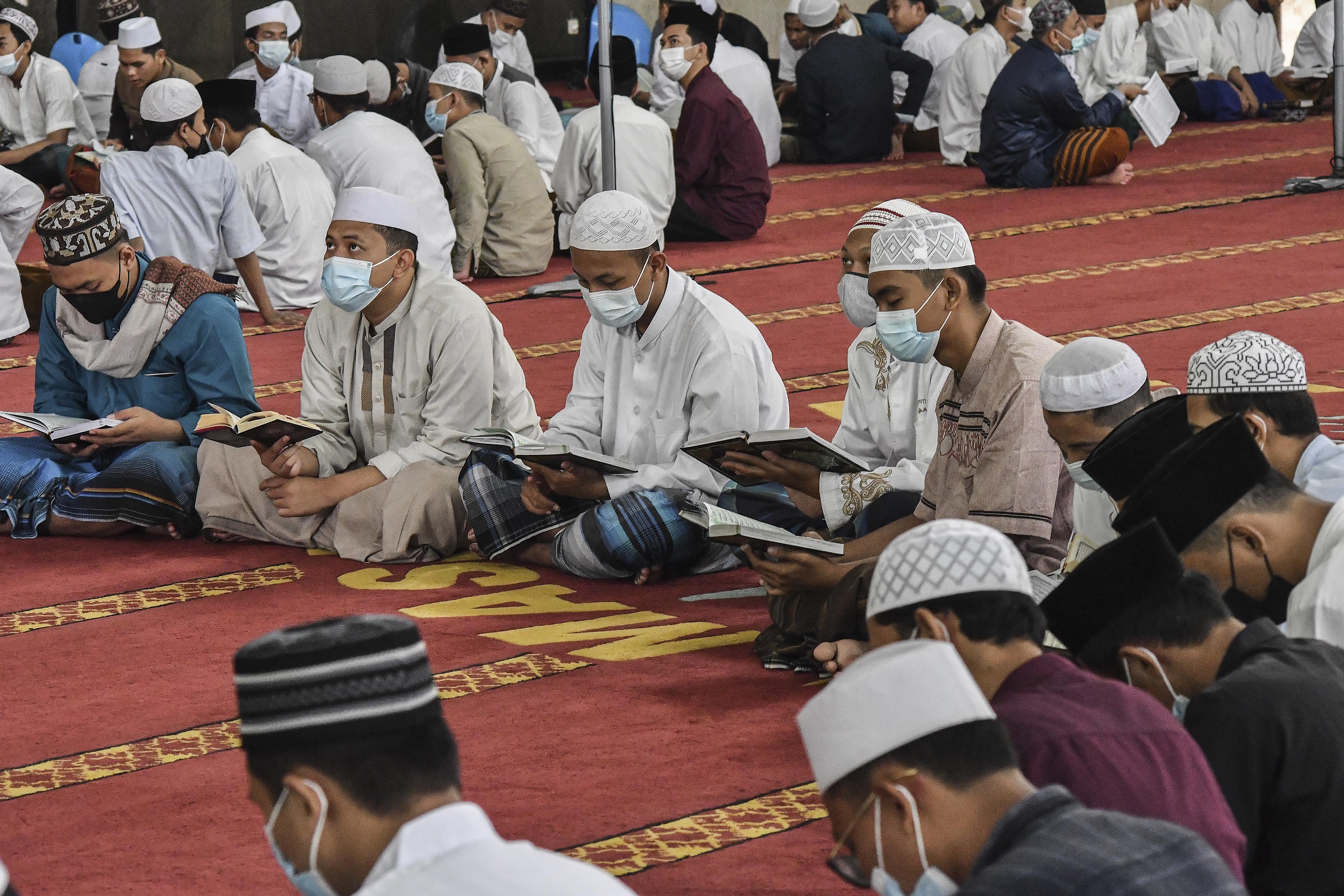 Sejumlah santri Madrasah Aliyah (MA) membaca Al-Quran saat beriktikaf di Masjid Attaqwa, Ujung Harapan, Kabupaten Bekasi, Jawa Barat.
