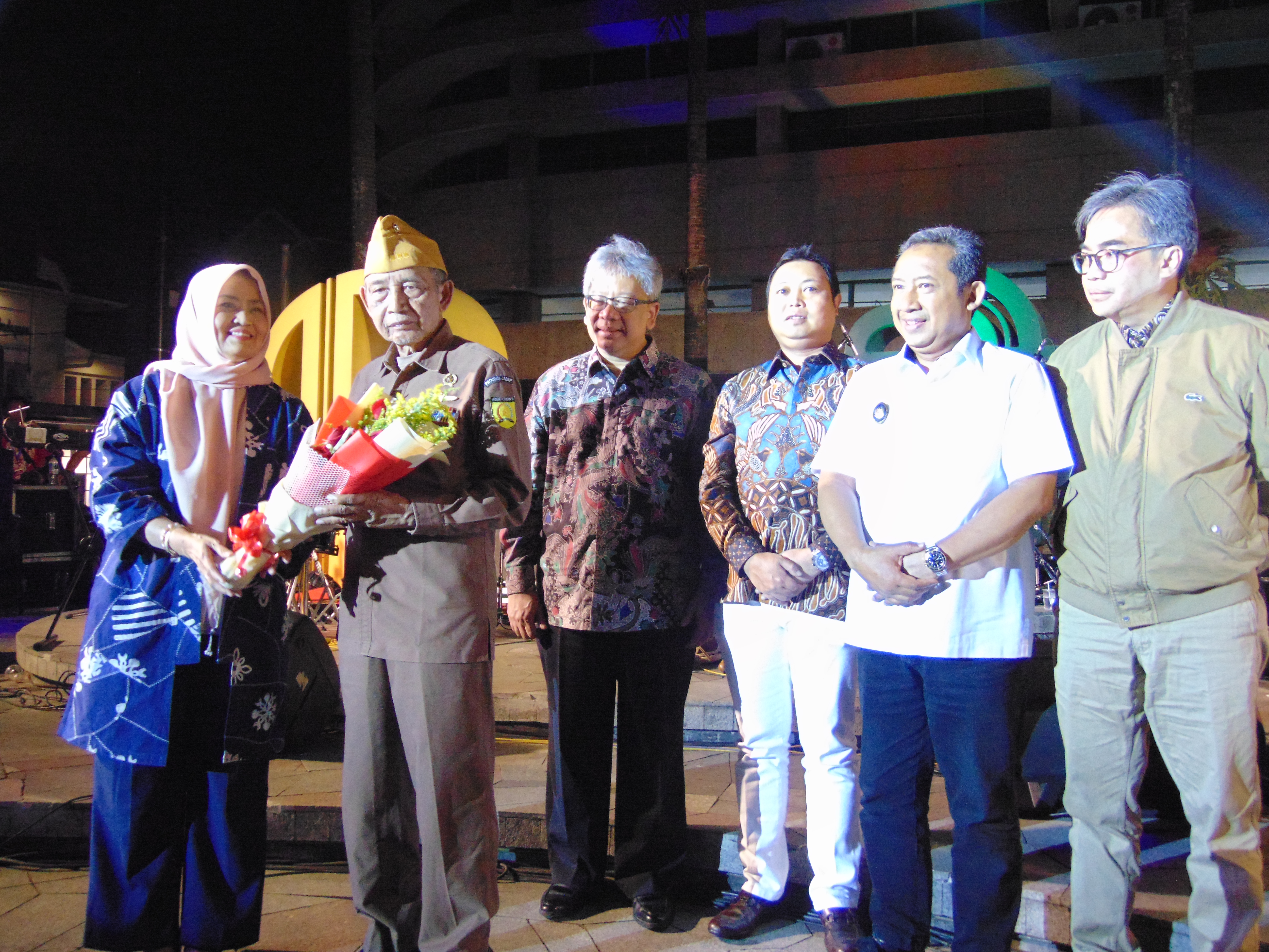  Direksi Bank BJB memberi penghargaan kepada perwakilan pejuang dari LVRI. 