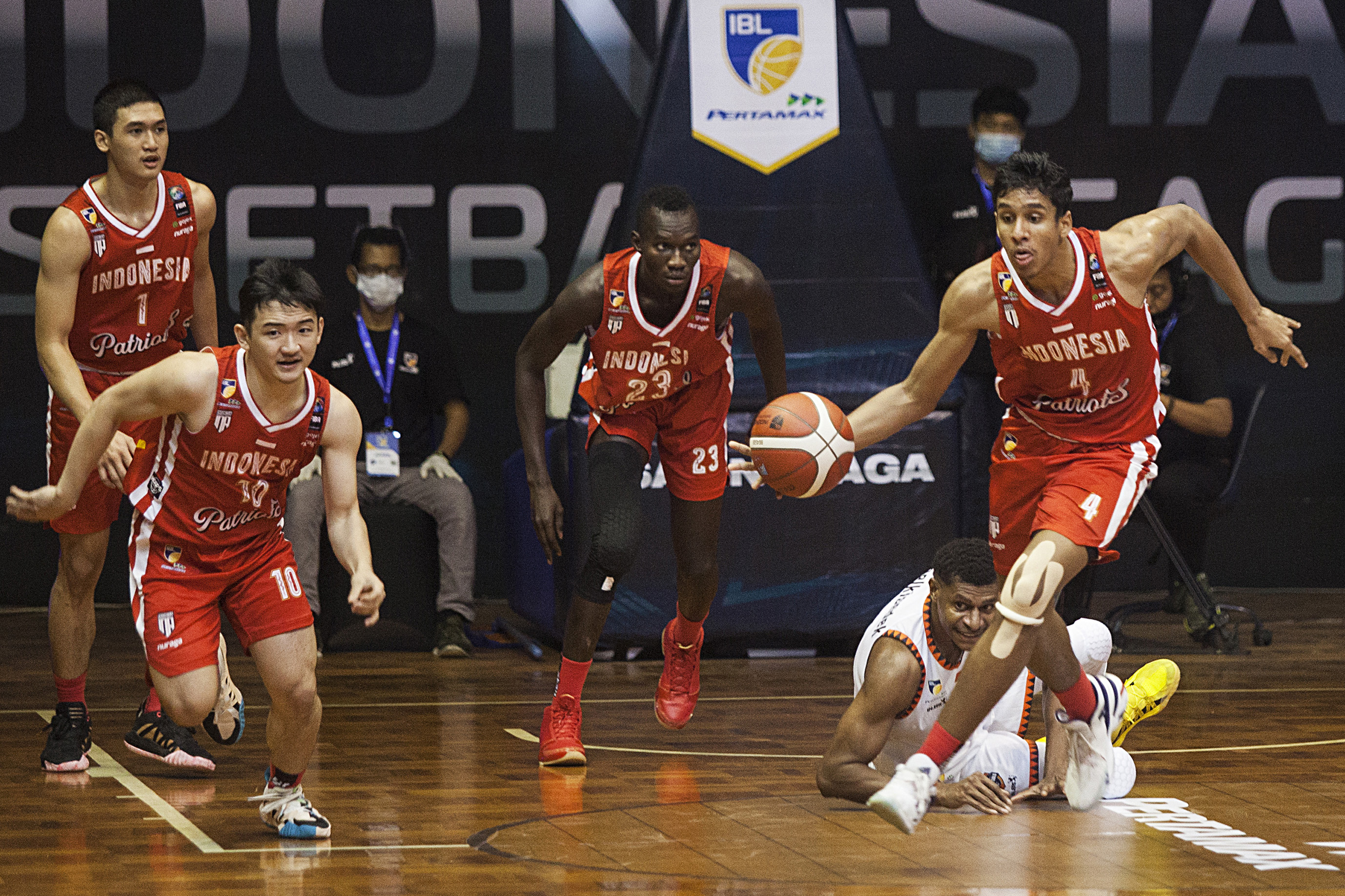 Pebasket Indonesia Patriots Ali Bagir Alhadar (kanan) membawa bola saat melawan NSH Mountain Gold Timika pada laga IBL 2021