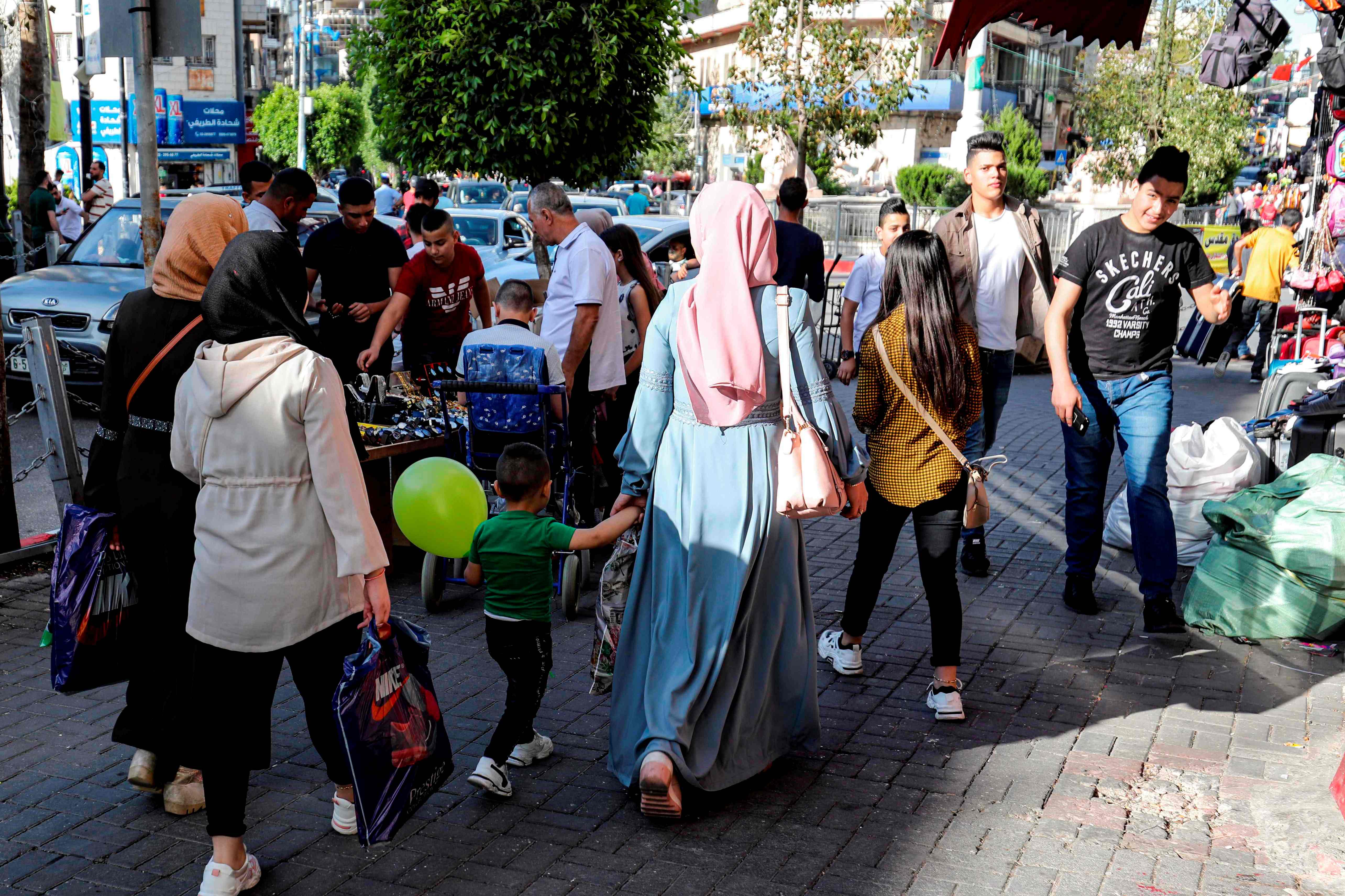 Orang-orang berjalan di pusat kota Ramallah, Tepi Barat, beberapa waktu lalu.