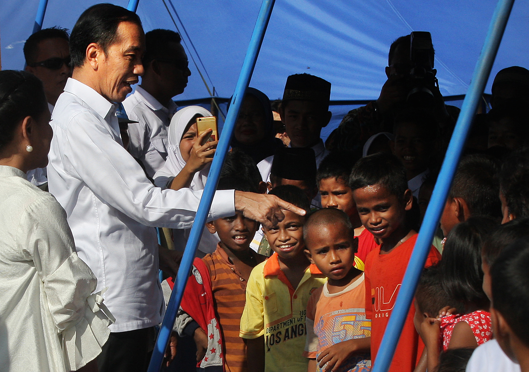 Presiden Jokowi saat berdialog dengan anak-anak pengungsi sebelum pandemi covid-19.