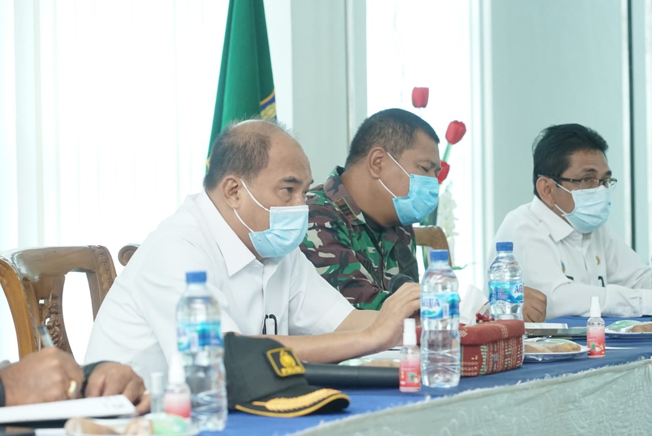 Wali Kota Tebing Tinggi saat rapat Evaluasi Penanganan Covid-19 di Ruang Aula Balai Kota, Tebing Tinggi, Rabu (19/5).