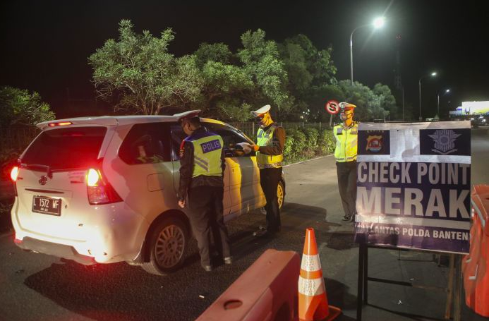 Ilustrasi - Petugas Kepolisian melakukan pemeriksaan surat-surat dan barang bawaan pemudik tahun 2020.