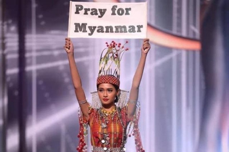 Kontestan Miss Universe 2020 asal Myanmar, Ma Thuzar Wint Lwin membawa sebuah pesan bertuliskan 