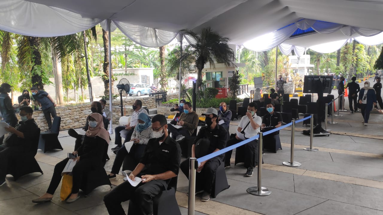 Karyawan Media Group mengantre untuk mendapatkan vaksinasi covid-19 di kantor Media Group, Kedoya.