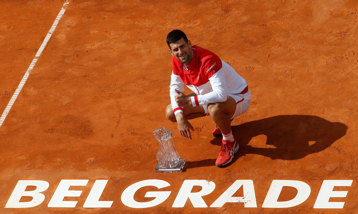 Novak Djokovic berpose dengan trofi juara di turnamen ATP di Beograd.