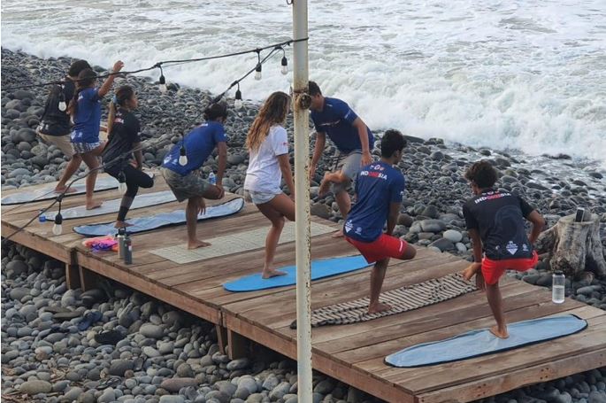 Tim selancar ombak Indonesia berlatih menjelang laga kualifikasi Olimpiade.