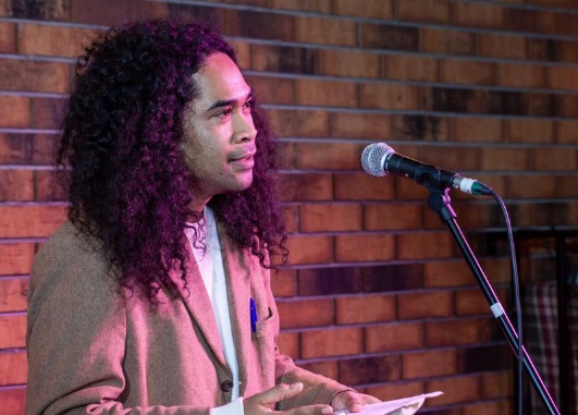 Penyair dan mahasiswa doktoral, Iwan Jaconiah, yang menjadi kurator sayembara puisi antologi 