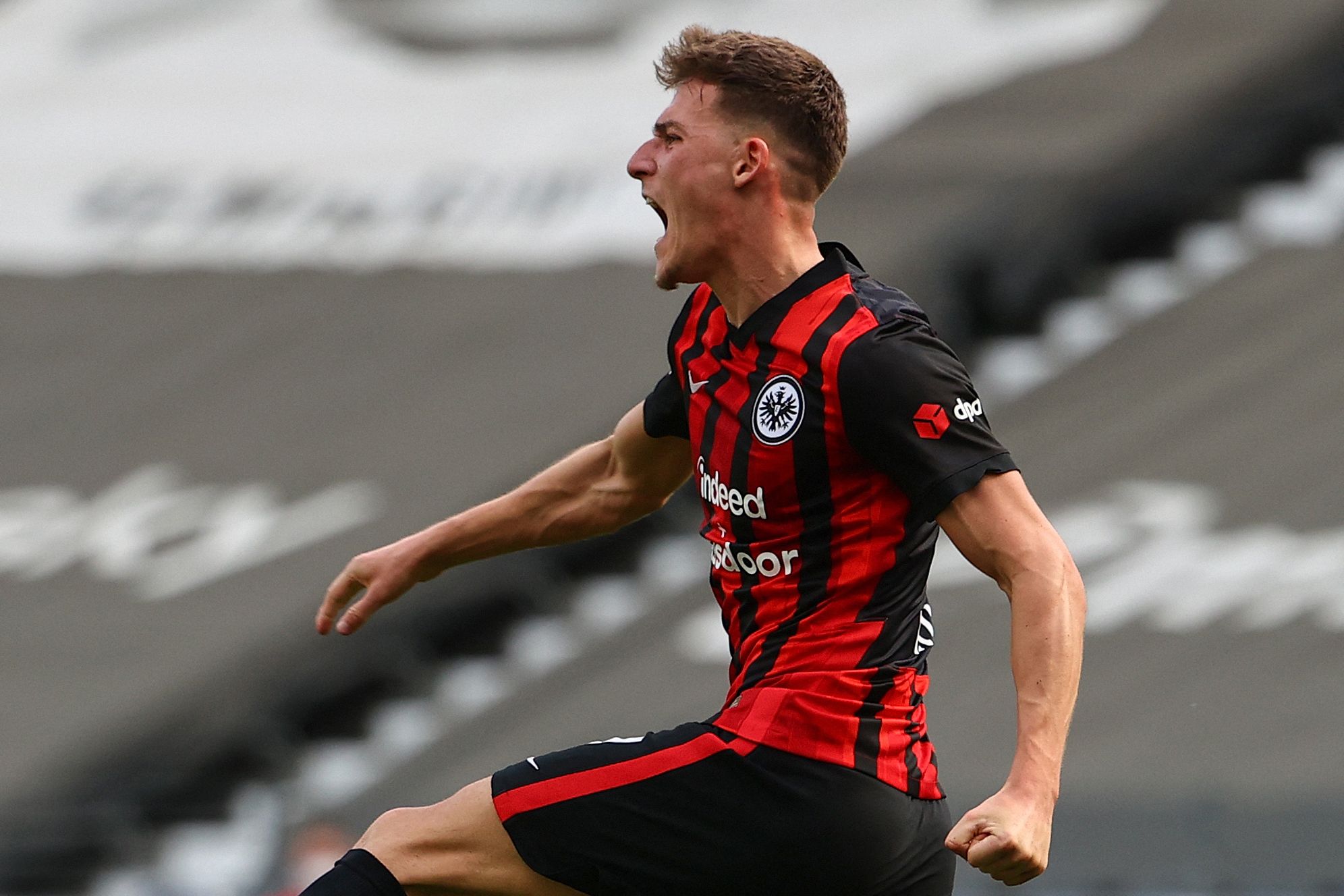 Gelandang Eintracht Frankfurt Ajdin Hrustic melakukan selebrasi usai mencetak gol ke gawang Mainz di laga Bundesliga.