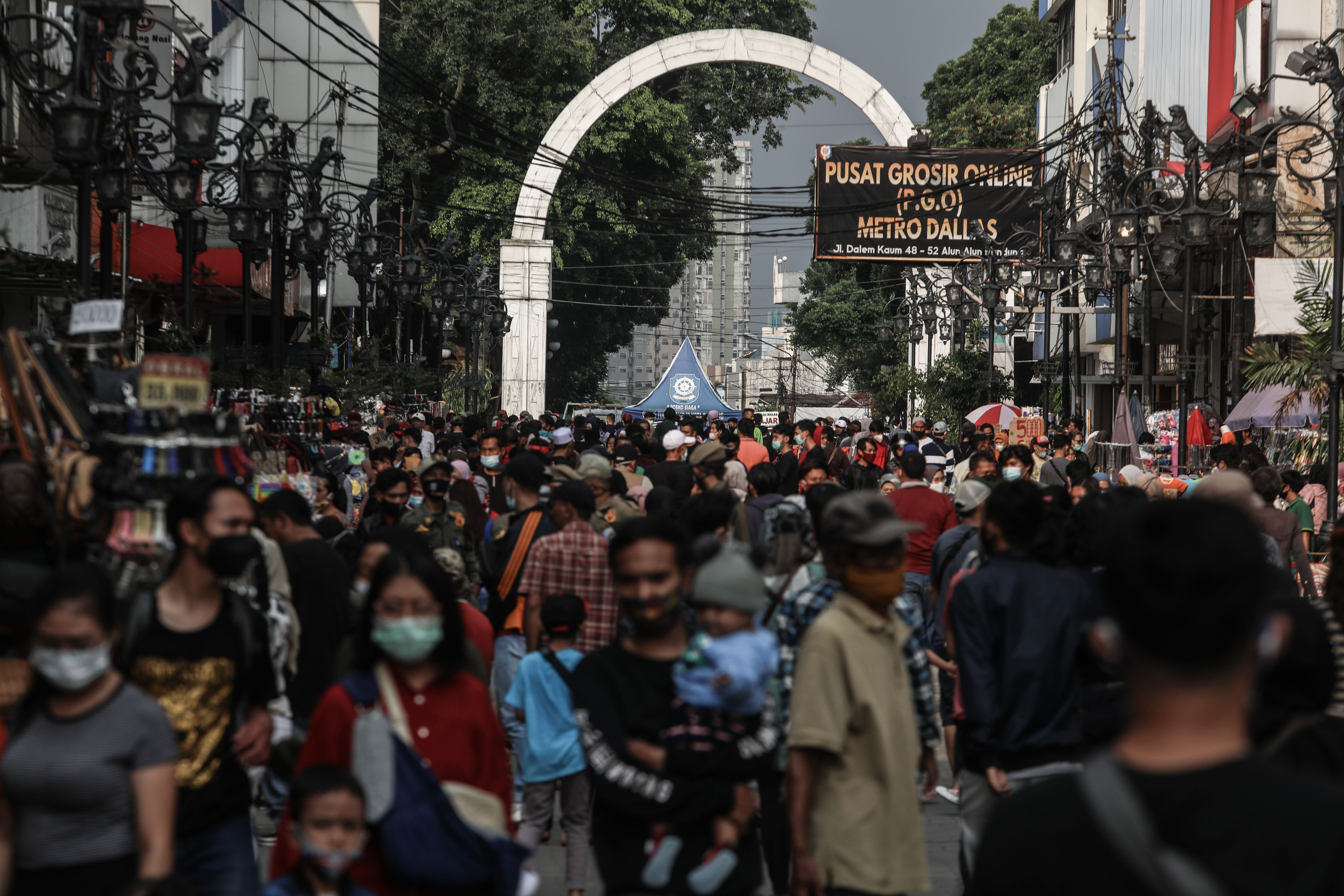 Suasana pusat perbelanjaan menjelang lebaran di Dalem Kaum, Bandung, Jawa Barat