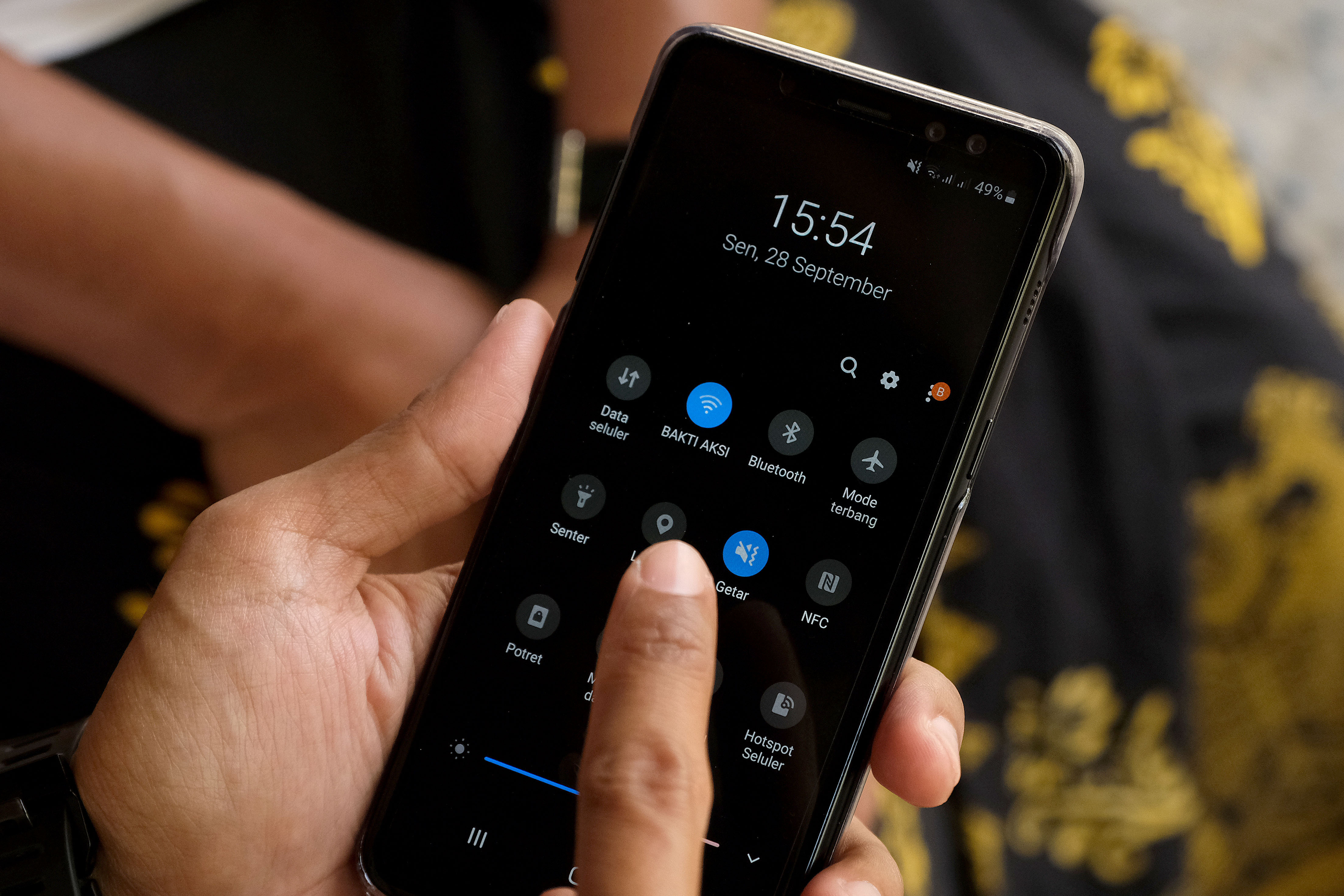 Ilustrasi pemanfaatan akses wifi di Desa Sade, Nusa Tenggara Barat.