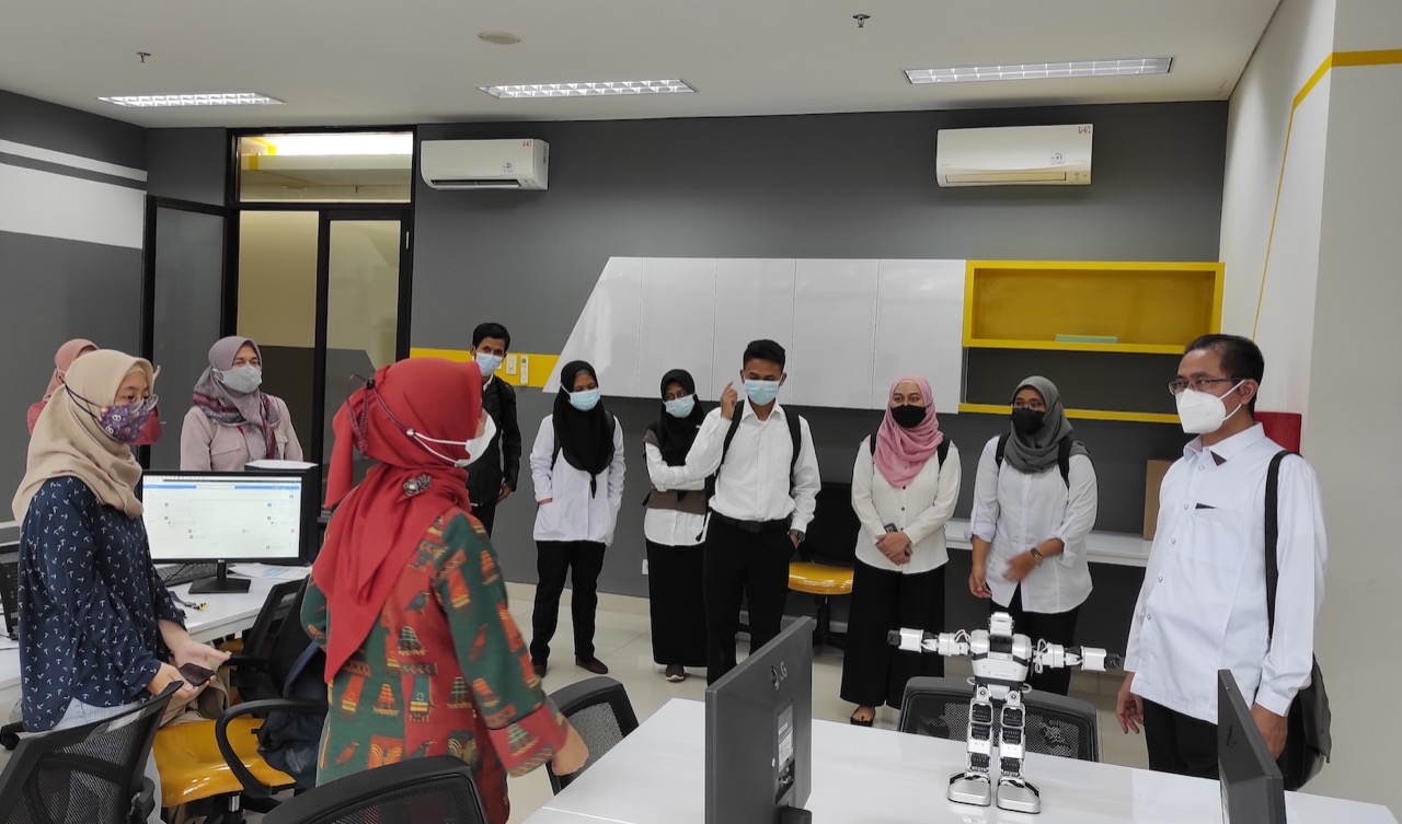  Plt Kepala BPJPH, Mastuki (kanan) meninjau Artificial Intelligence Center Indonesia di Lab Riset Multidisiplin Fakultas MIPA UI Depok