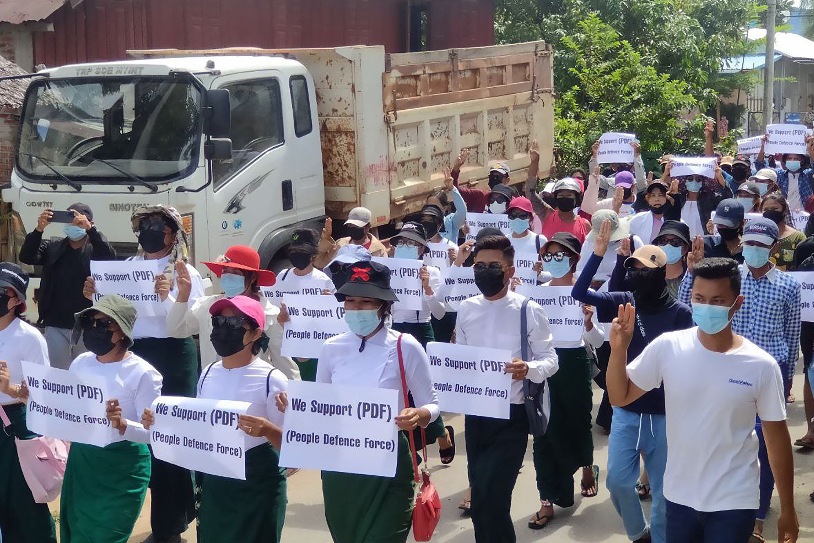Para demonstran anti-kudeta militer berunjuk rasa dengan membawa selebaran bertulisan 'Pasukan Pembelaan Rakyat' di Dawei, Myanmar.       m 