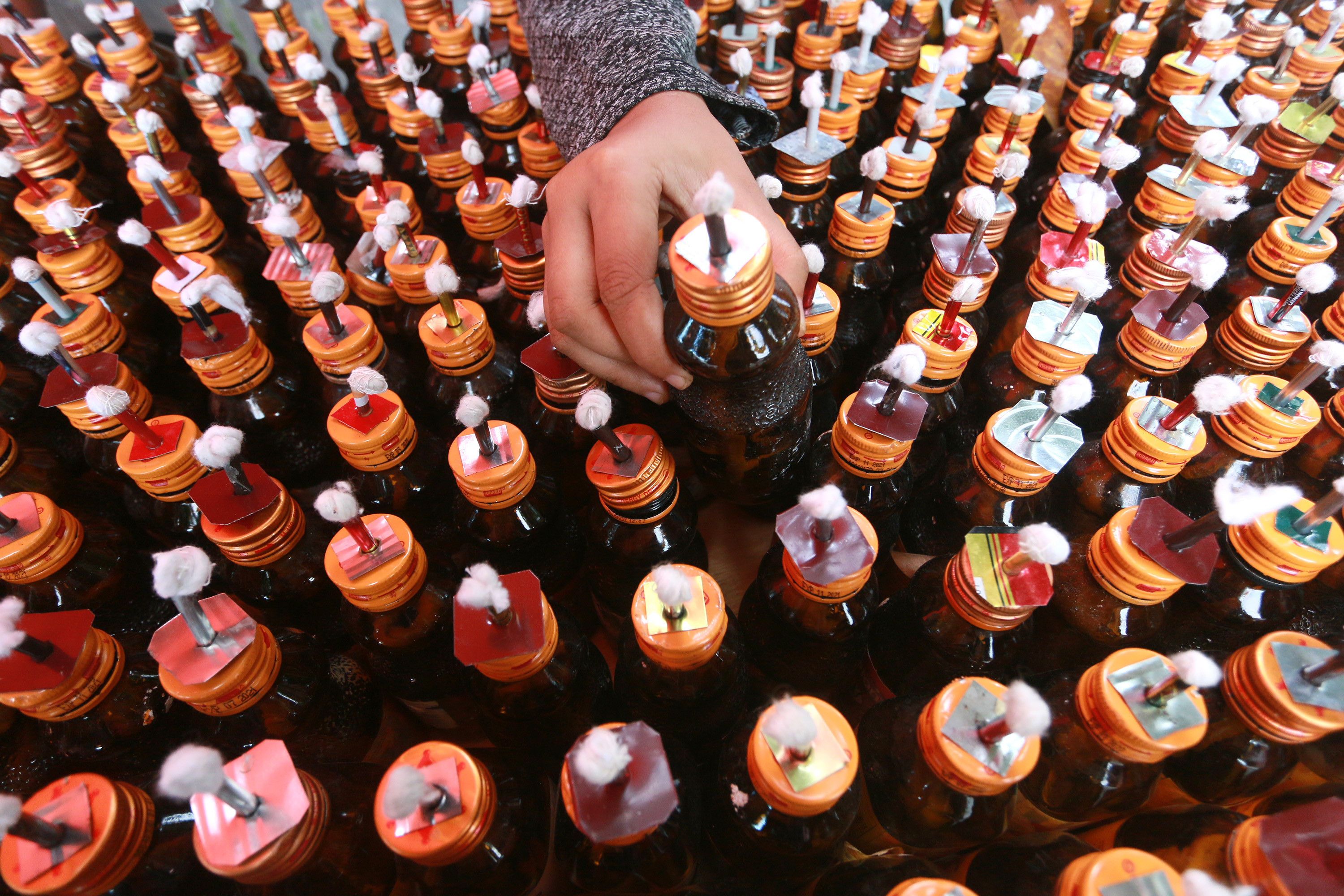 Pedagang menata lampu botol bekas untuk acara Tumbilotohe di Kota Gorontalo, Gorontalo, Kamis (29/4/2021).