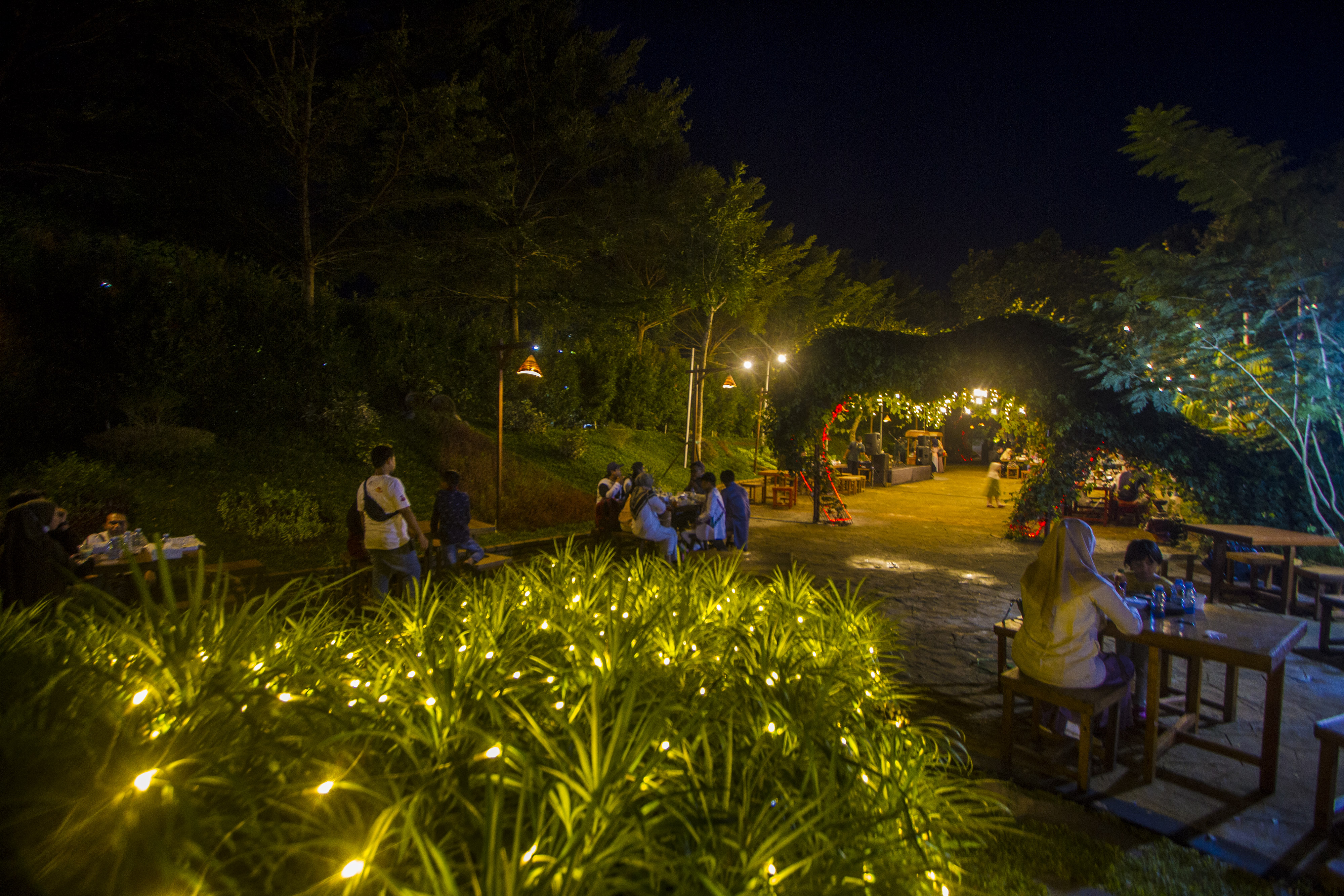 Pengunjung menyantap makanan di Resto Kampung Senja kawasan Wisata Amanah Borneo Park, Banjarbaru, Kalimantan Selatan.