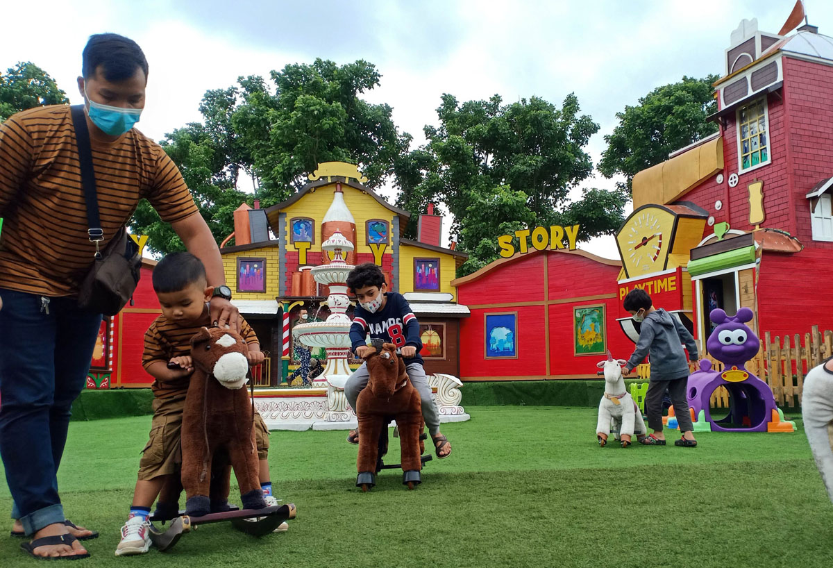 Anak-anak didampingi orangtuanya bermain di objek wisata Kota Mini Floating Market Lembang, Kabupaten Bandung Barat, Jawa Barat.