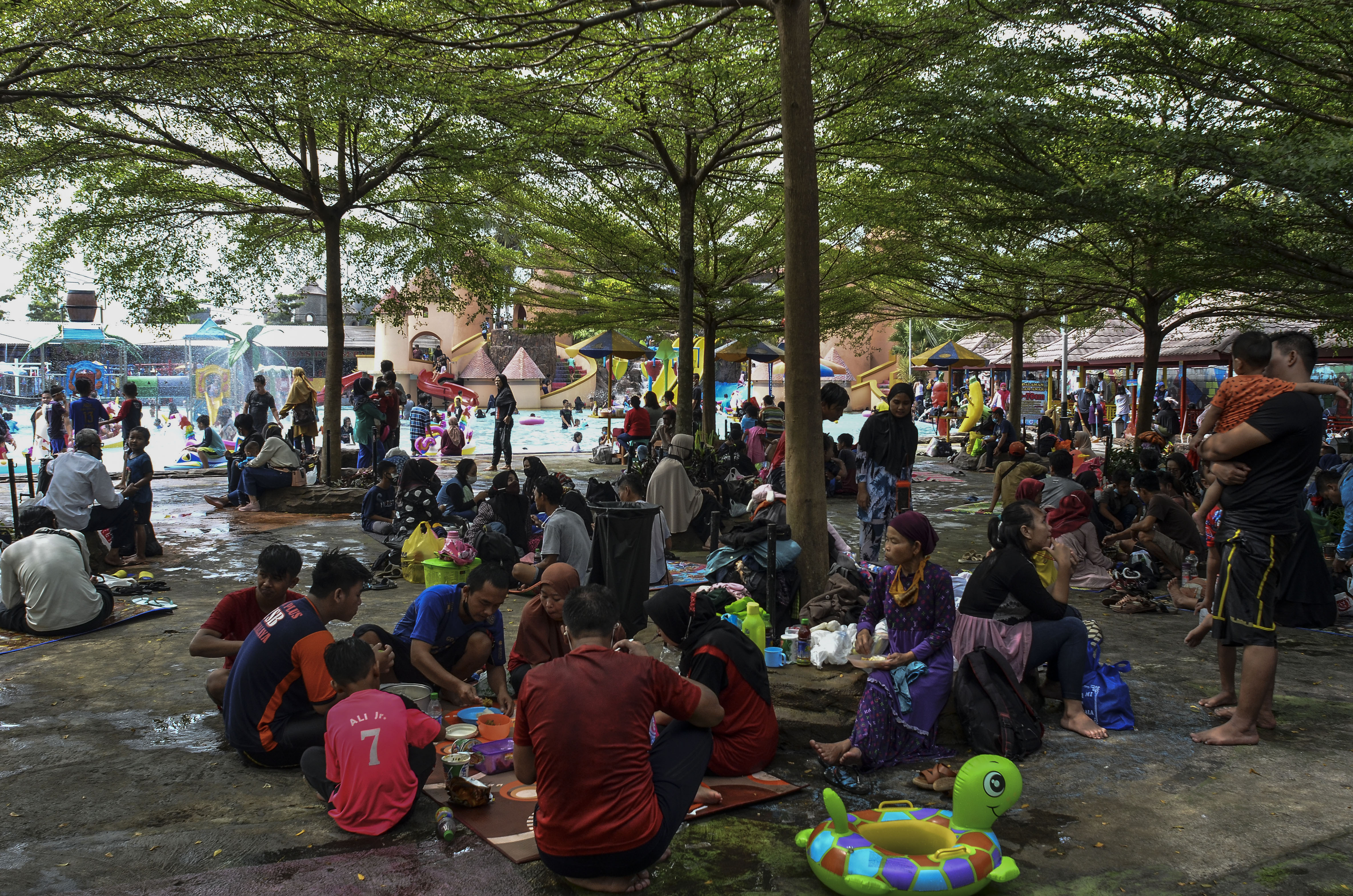 Sejumlah pengunjung memadati wahana permainan air di Ampera Water Park, Ciawi, Kabupaten Tasikmalaya, Jawa Barat, Minggu (16/5).