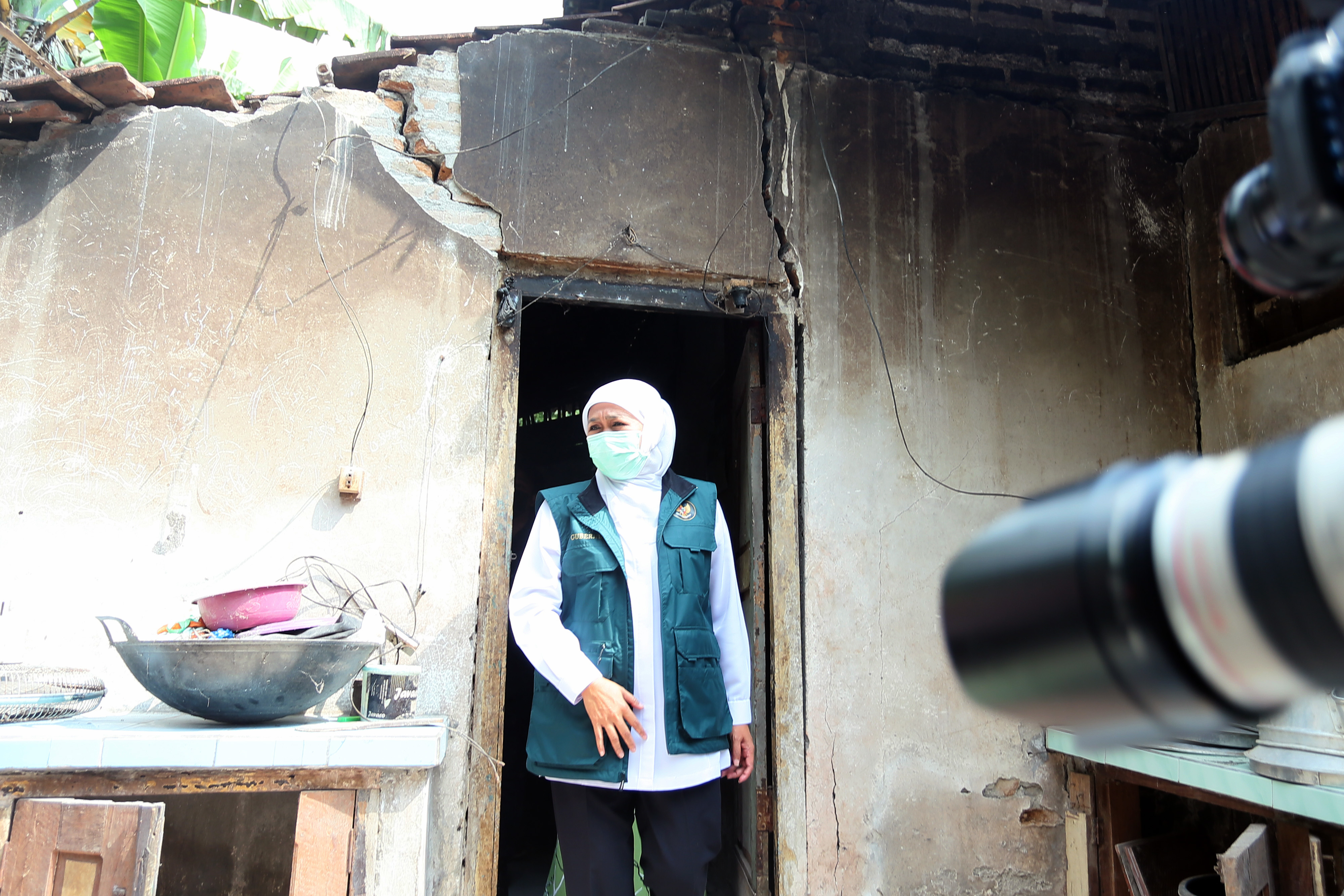  Gubernur Jawa Timur Khofifah Indar Parawansa meninjau rumah warga yang rusak akibat gempa di Blitar,  Sabtu (22/5/2021). 