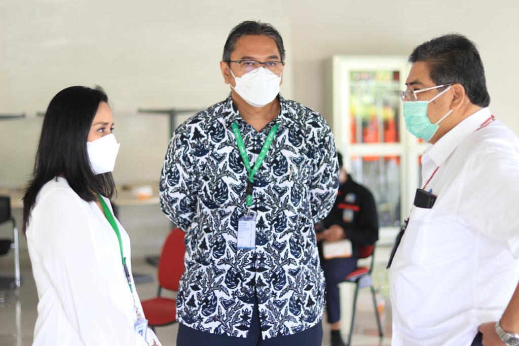 Managing Director BMHS Nurhadi (tengah) memastikan kesiapan program vaksinasi gotong royong di RSU Bunda Jakarta.