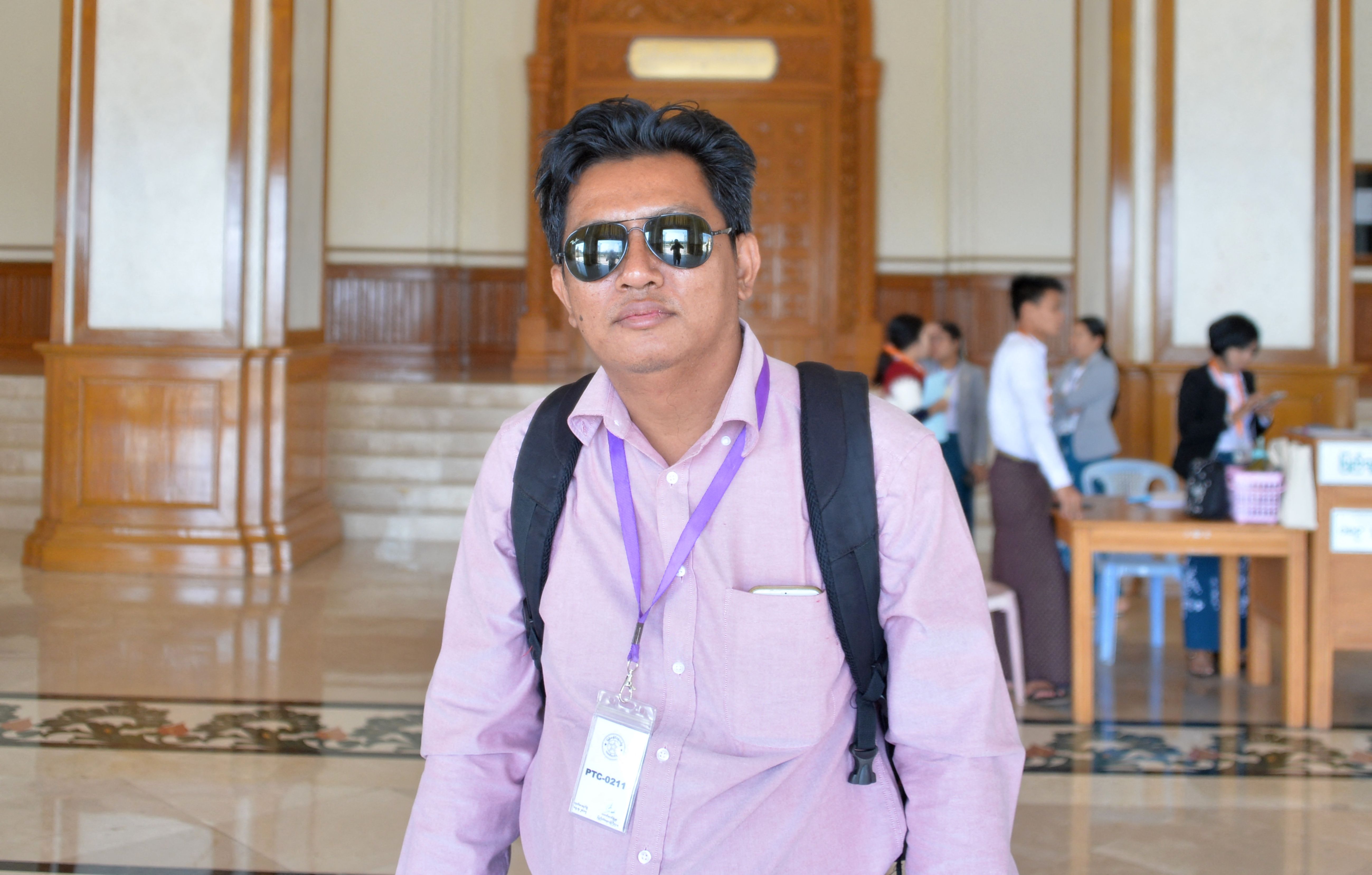 Wartawan BBC, Aung Thura, saat liputan sebelum ditangkap. Ia ditangkap aparat berpakaian preman ketika meliput di Naypyidaw, Myanmar.