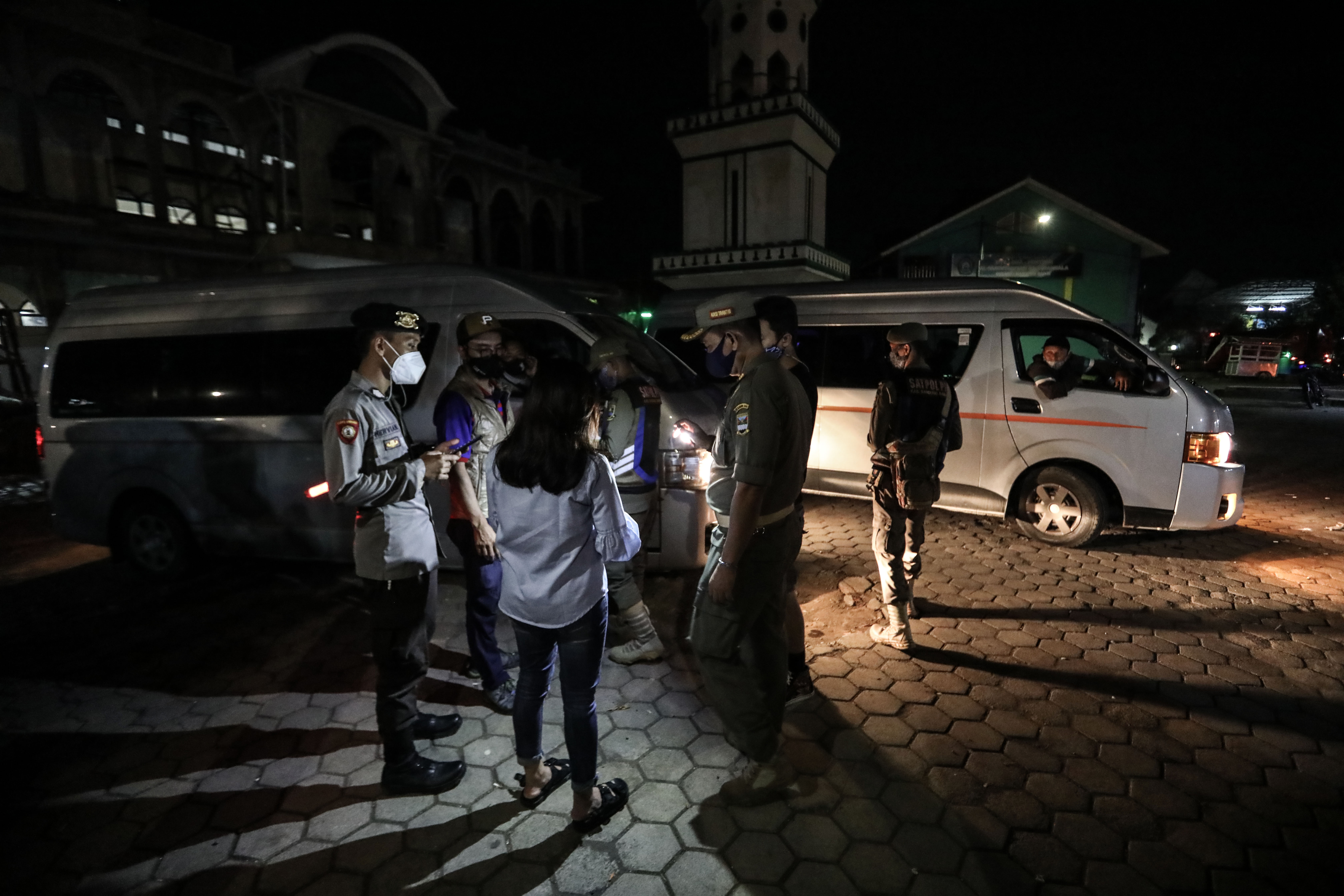  Petugas Gabungan memeriksa travel yang melintas di pos penyekatan Cipatat, Kabupaten Bandung Barat, Jawa Barat, (9/5/2021).