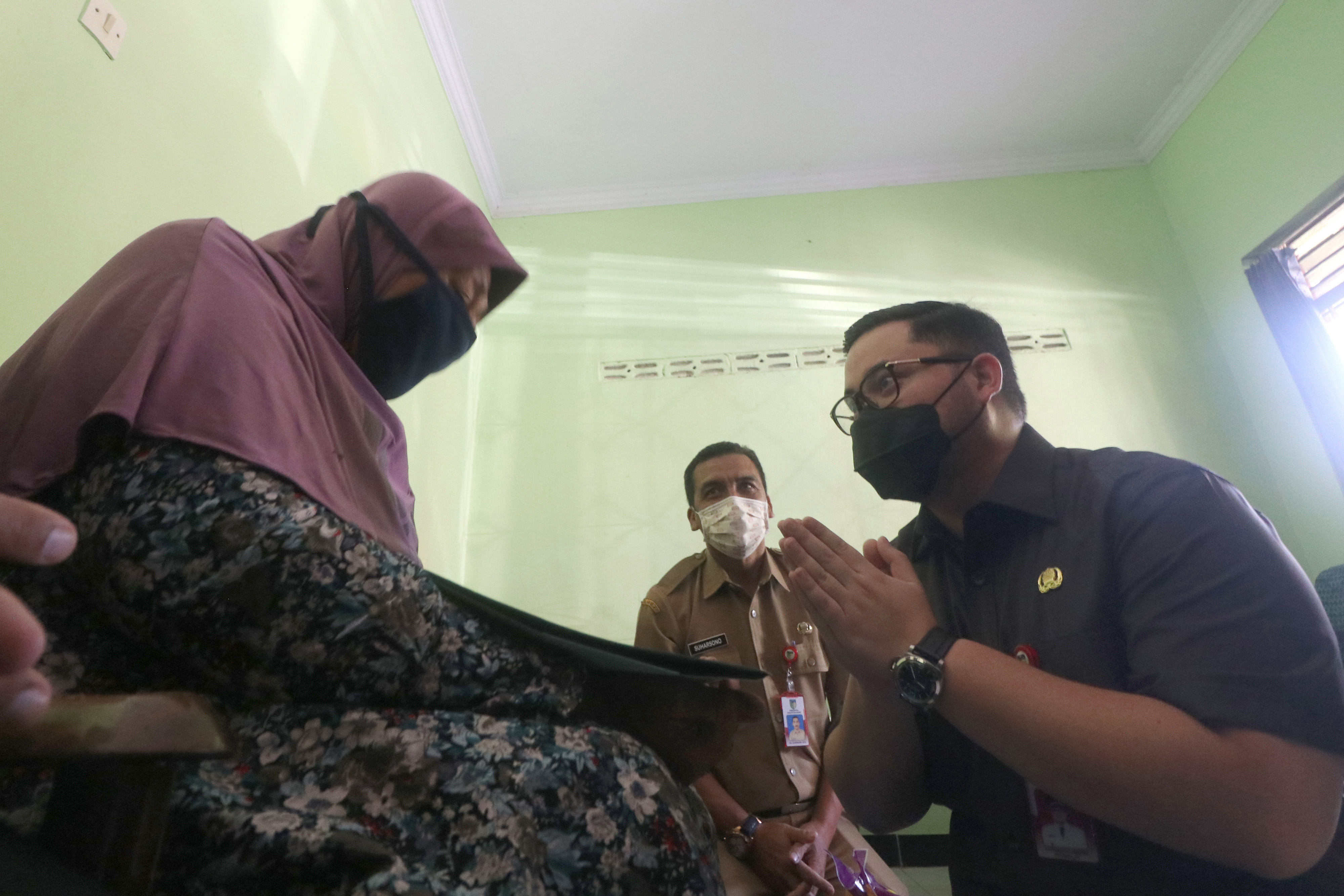  Bupati Kediri Hanindhito Himawan Praman saat mendatangi keluarga korban dan menyatakan akan memberikan beasiswa.