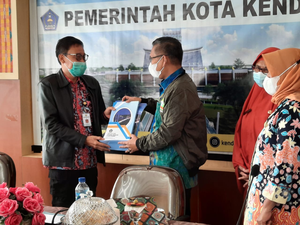 Kepala BPPSDMP, Kementan, Dedi Nursyamsi (kiri) dan Wali Kota Kendari, Sulkarnain Kadir (tengah).  