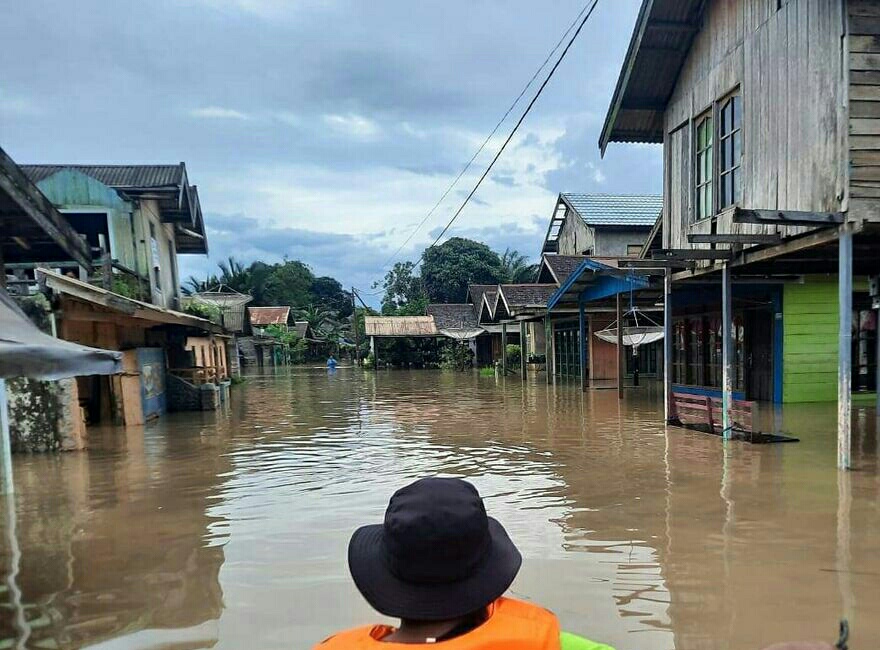 Kondisi banjir di di Kecamatan Satui, Kabupaten Tanah Bumbu, Kalimantan Selatan, Minggu (16/5/2021)