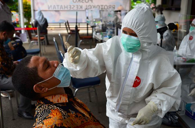 Petugas mengambil sampel saat pemeriksaan swab antigen di area lingkungan Gedung Mahkamah Konstitusi (MK), Medan Merdeka Barat, Jakarta.